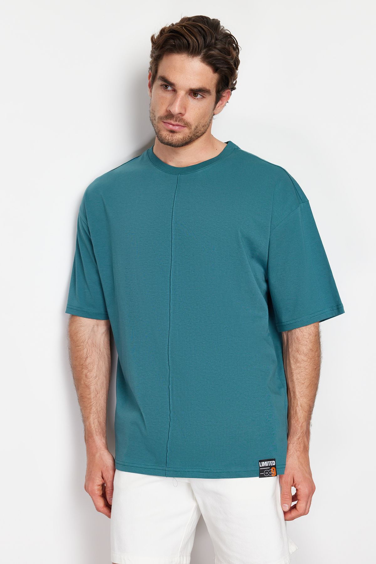 TRENDYOL MAN Zümrüt Yeşili  Oversize Dikiş Detaylı %100 Pamuklu T-Shirt TMNSS24TS00153