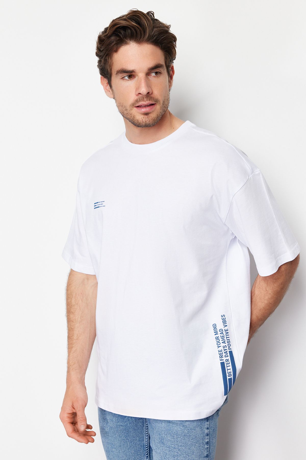 TRENDYOL MAN Beyaz  Oversize Yazı Baskılı %100 Pamuklu T-Shirt TMNSS24TS00075