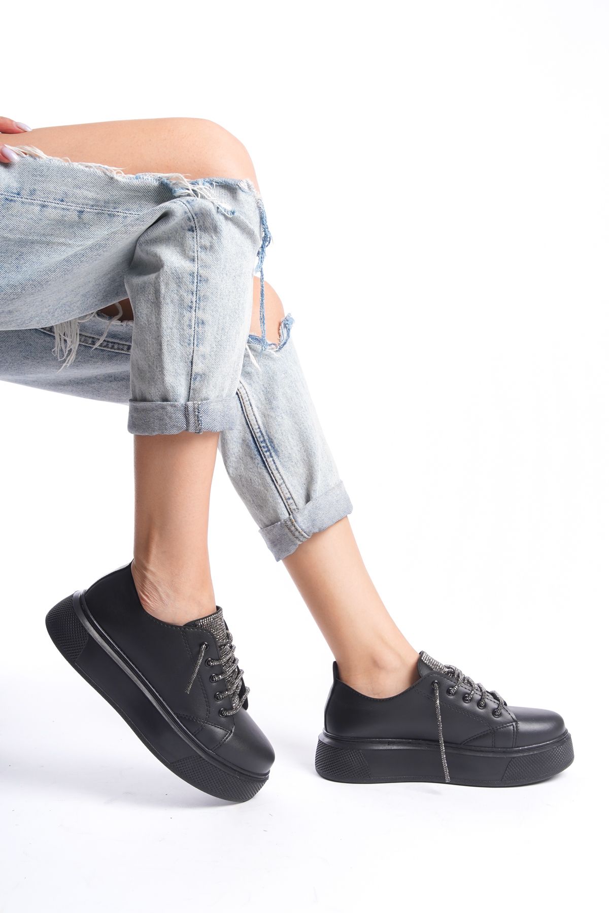 Moda Değirmeni Siyah Cilt Kadın Taş Bağcıklı Sneaker BG1025-101-0009