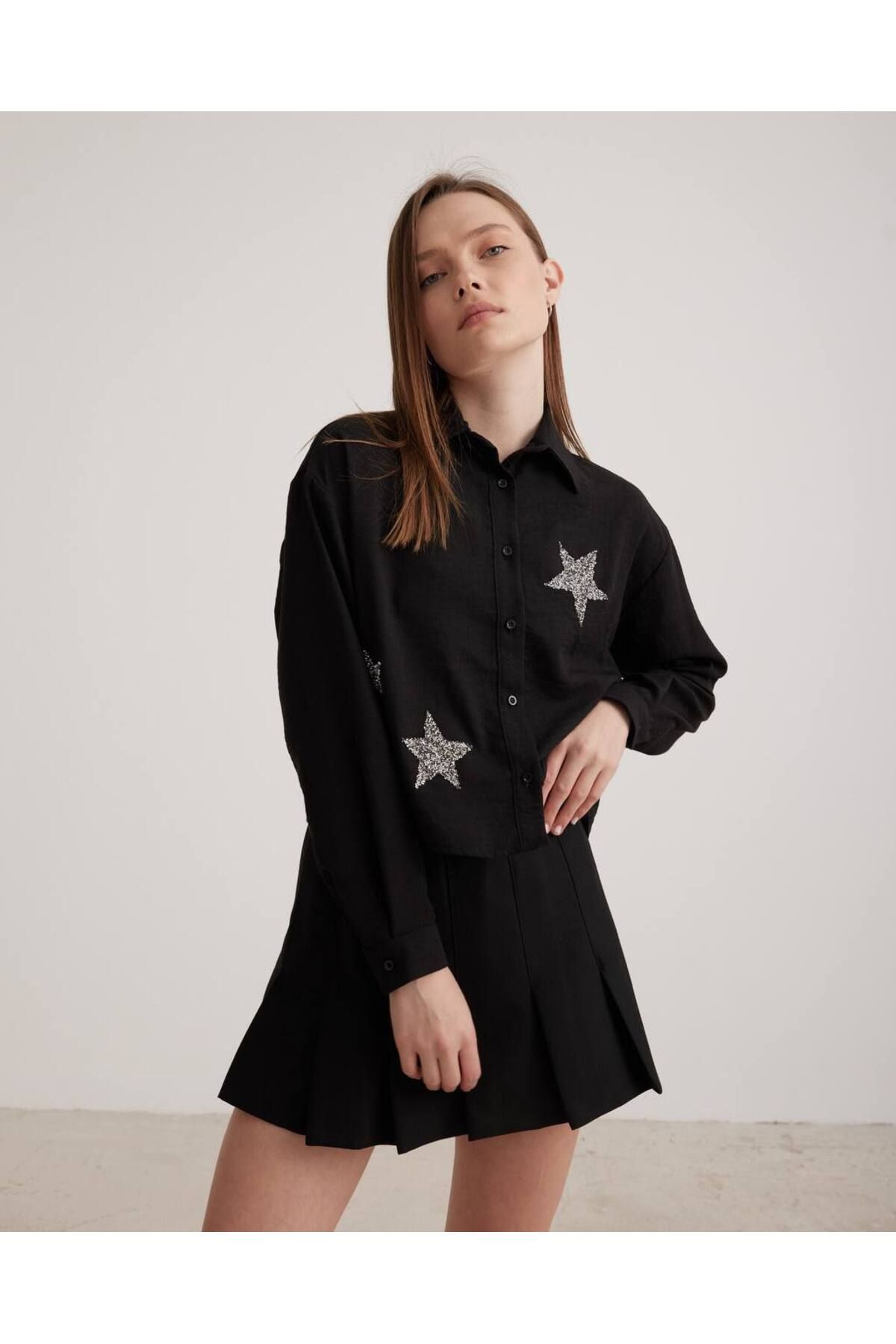CYU Yıldız İşlemeli Siyah Crop Gömlek