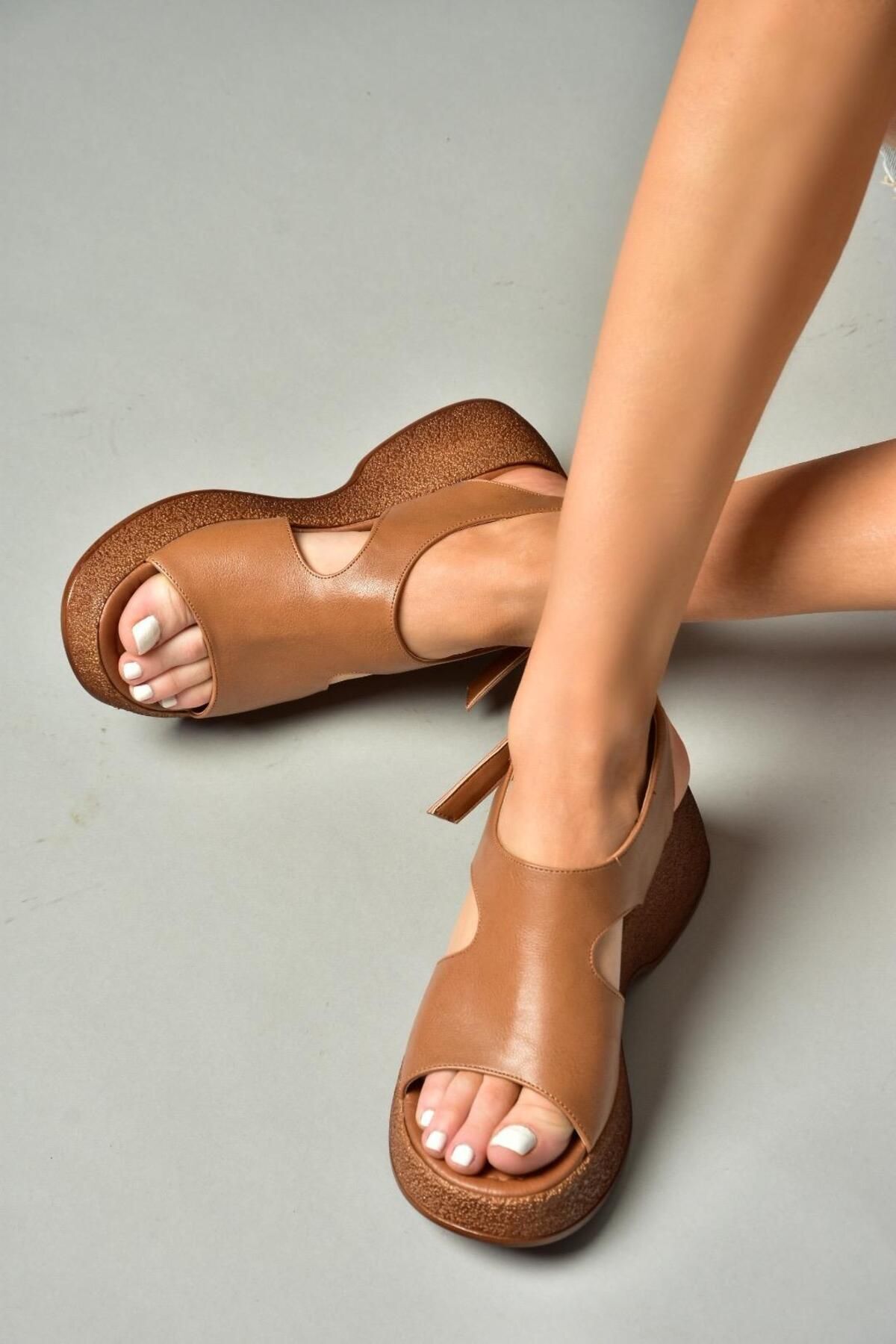 Fox Shoes S996945009 Taba Yüksek Tabanlı Kadın Sandalet