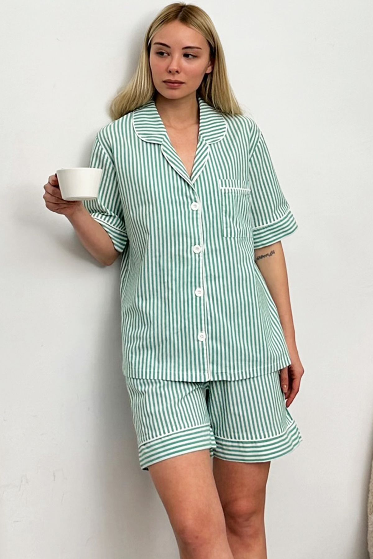 Trend Alaçatı Stili Kadın Yeşil Çizgili Ara Biyeli Şortlu Pijama Takım Alc-X11660