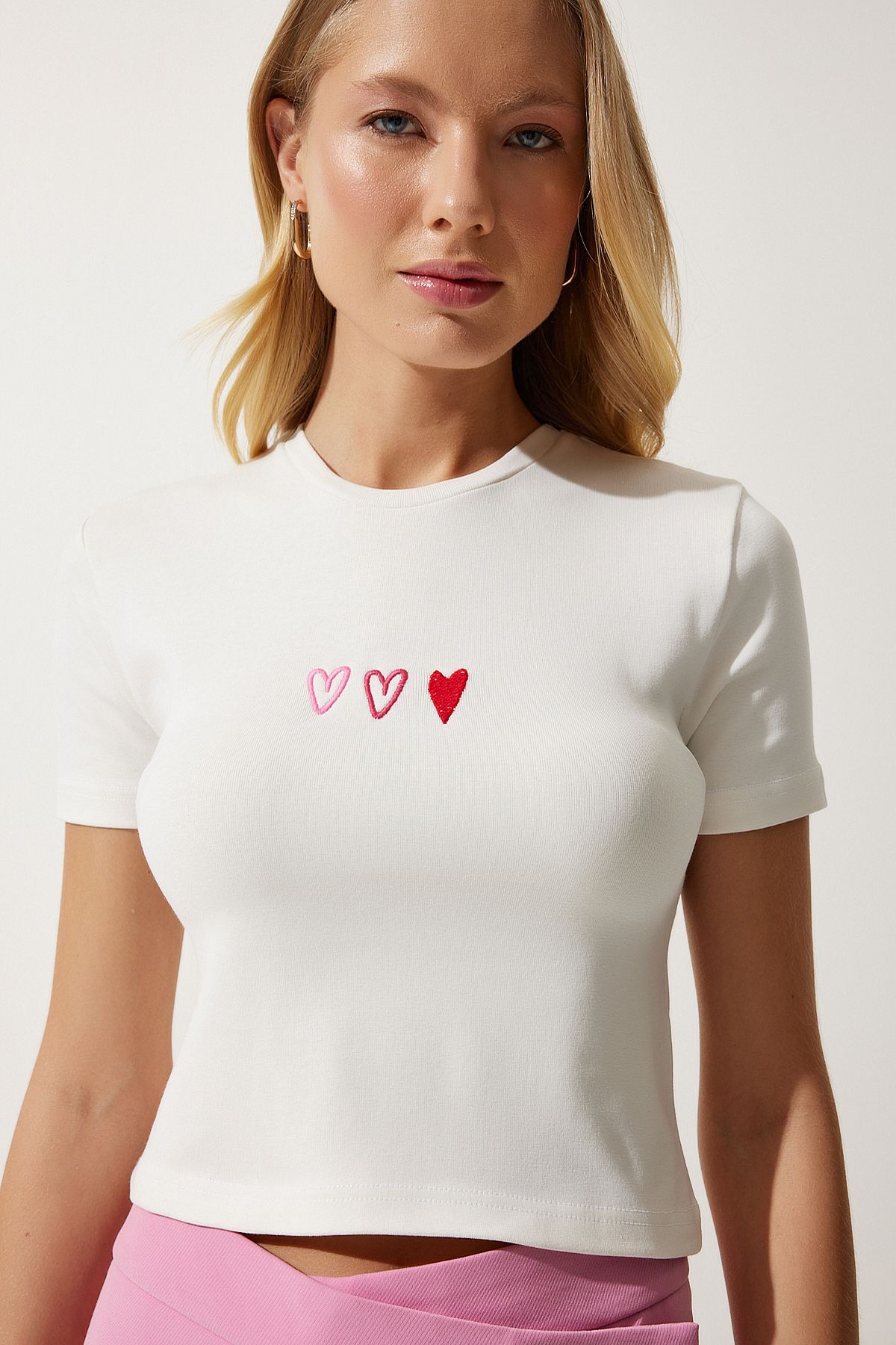Happiness İstanbul Kadın Ekru Kalp Nakışlı Crop Örme T-Shirt MX00158