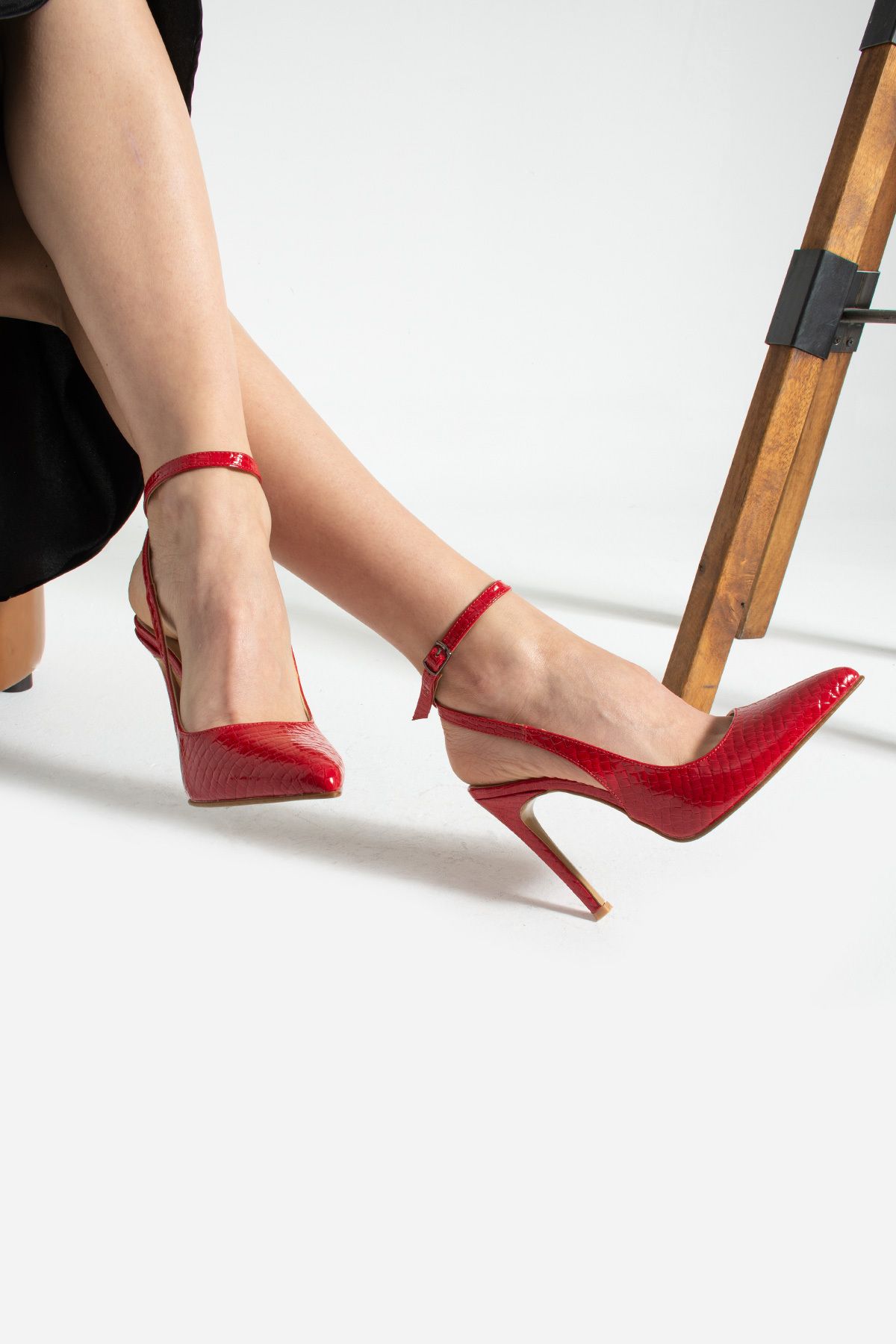 La Limar 10.5 cm kırmızı bilekten bağlamalı stletto topuklu ayakkabı 2191