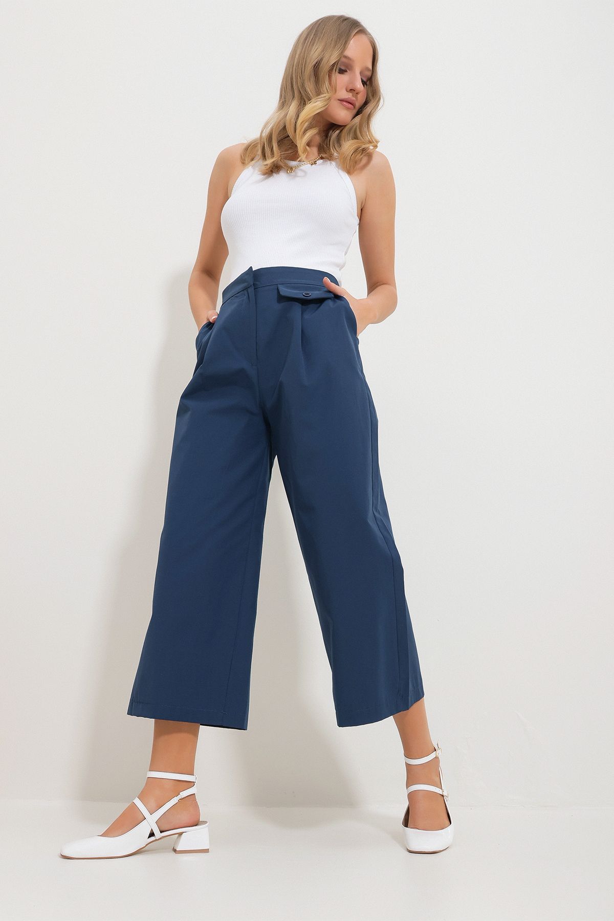 Trend Alaçatı Stili Kadın Lacivert Çift Cepli Pileli Cep Kapaklı Fermuarlı Geniş Paça Pantolon Alc-X11692