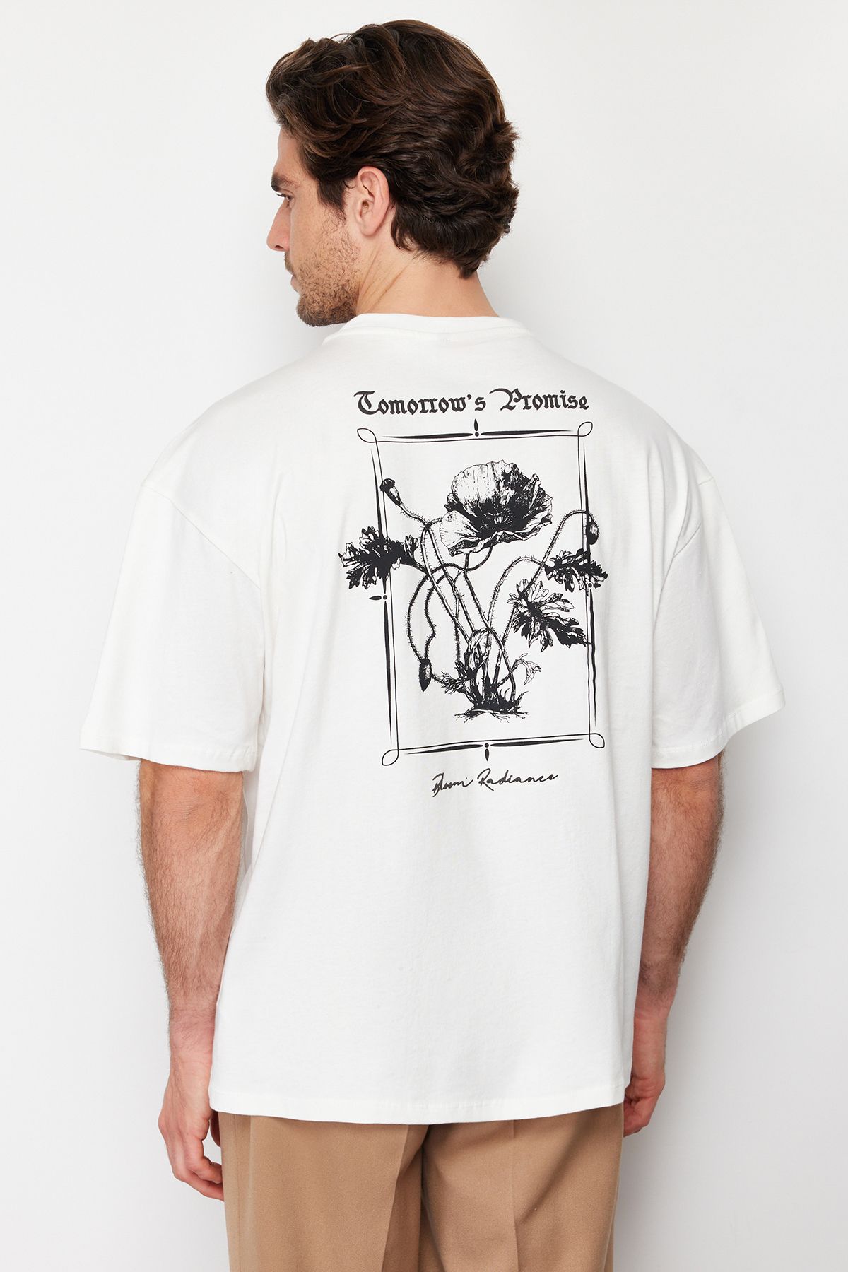 TRENDYOL MAN Ekru  Oversize Kabarık Çiçek Baskılı %100 Pamuklu T-Shirt TMNSS24TS00105