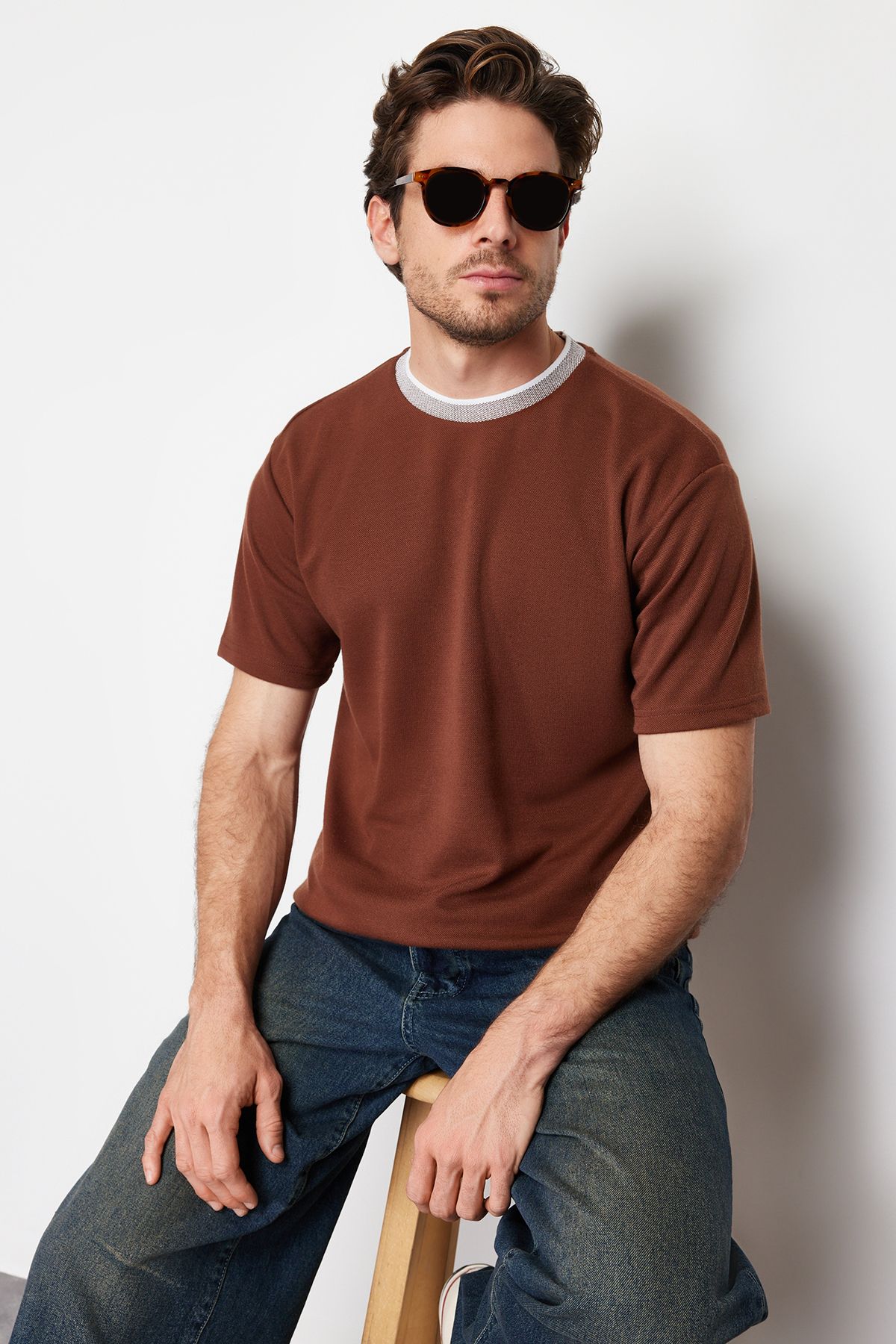 TRENDYOL MAN Limited Edition Kahverengi  Relaxed/Rahat Kesim Triko Bantlı Dokulu Pike T-Shirt TMNSS23TS00079