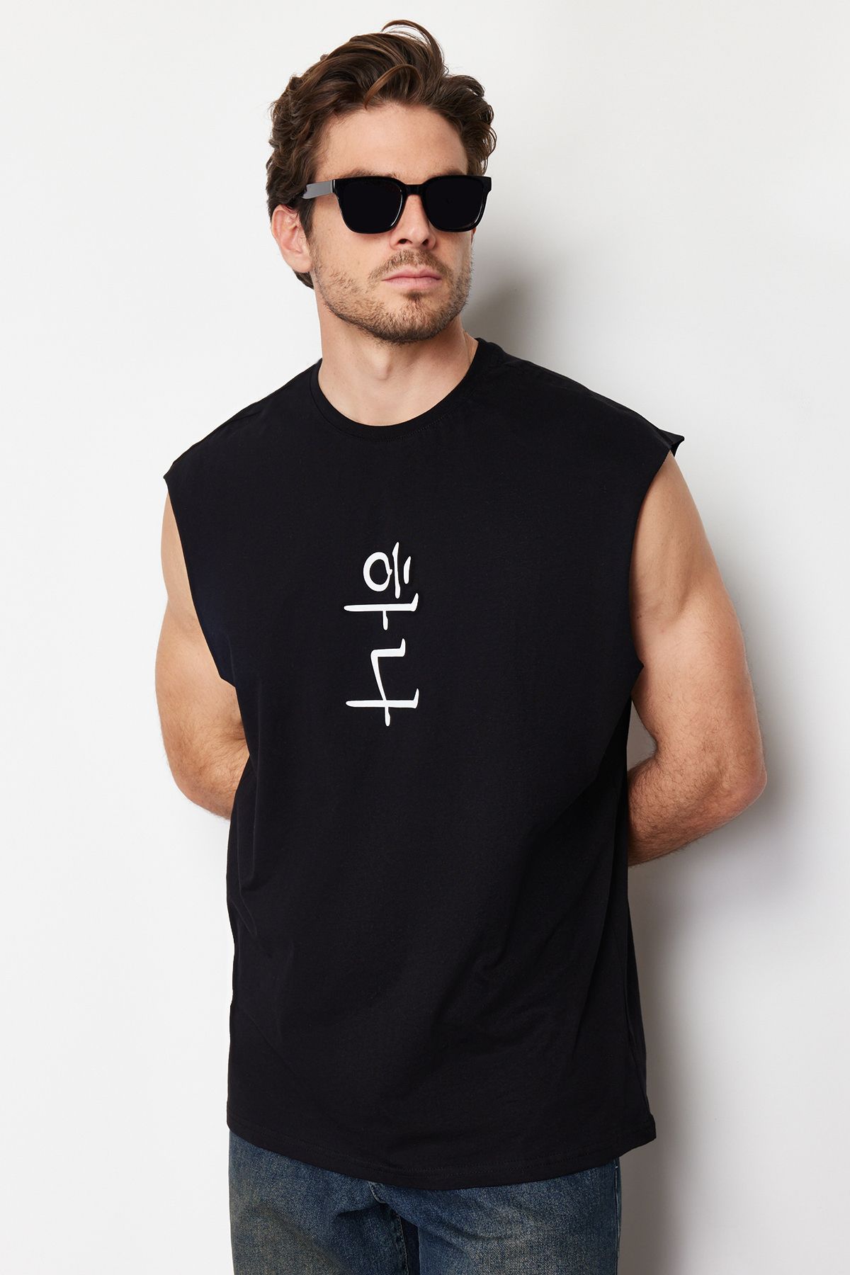 TRENDYOL MAN Siyah  Oversize/Geniş Kesim Uzak Doğu Yazı Baskılı %100 Pamuk T-Shirt/Atlet TMNSS22AL0108