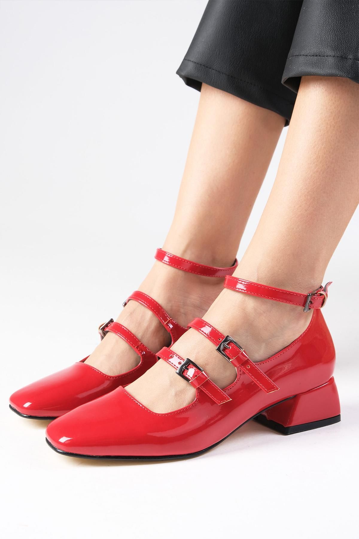 Mio Gusto Baylee Kırmızı Renk Rugan 3 Bantlı Küt Burunlu Kadın Kısa Topuklu Ayakkabı