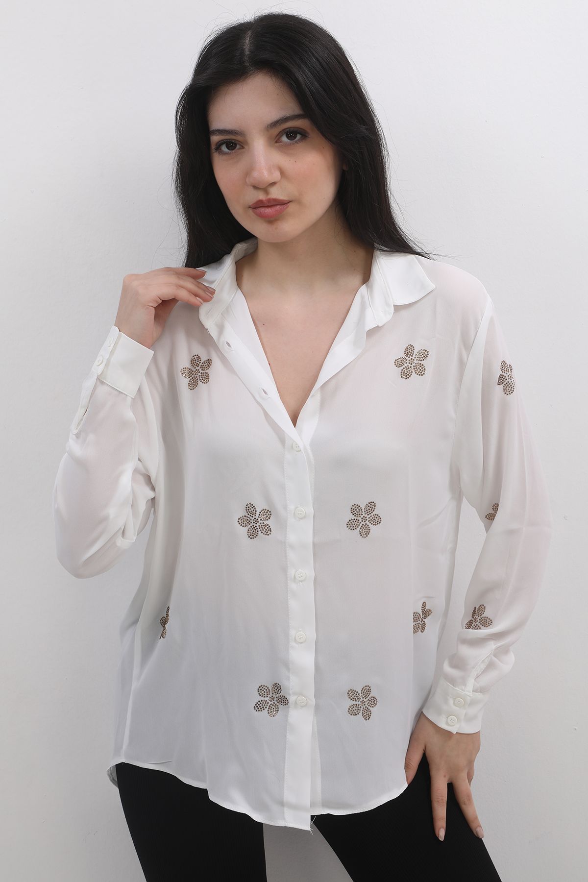 Sheduction Beyaz Taş Çiçek Aksesuar Detaylı Krep Gömlek