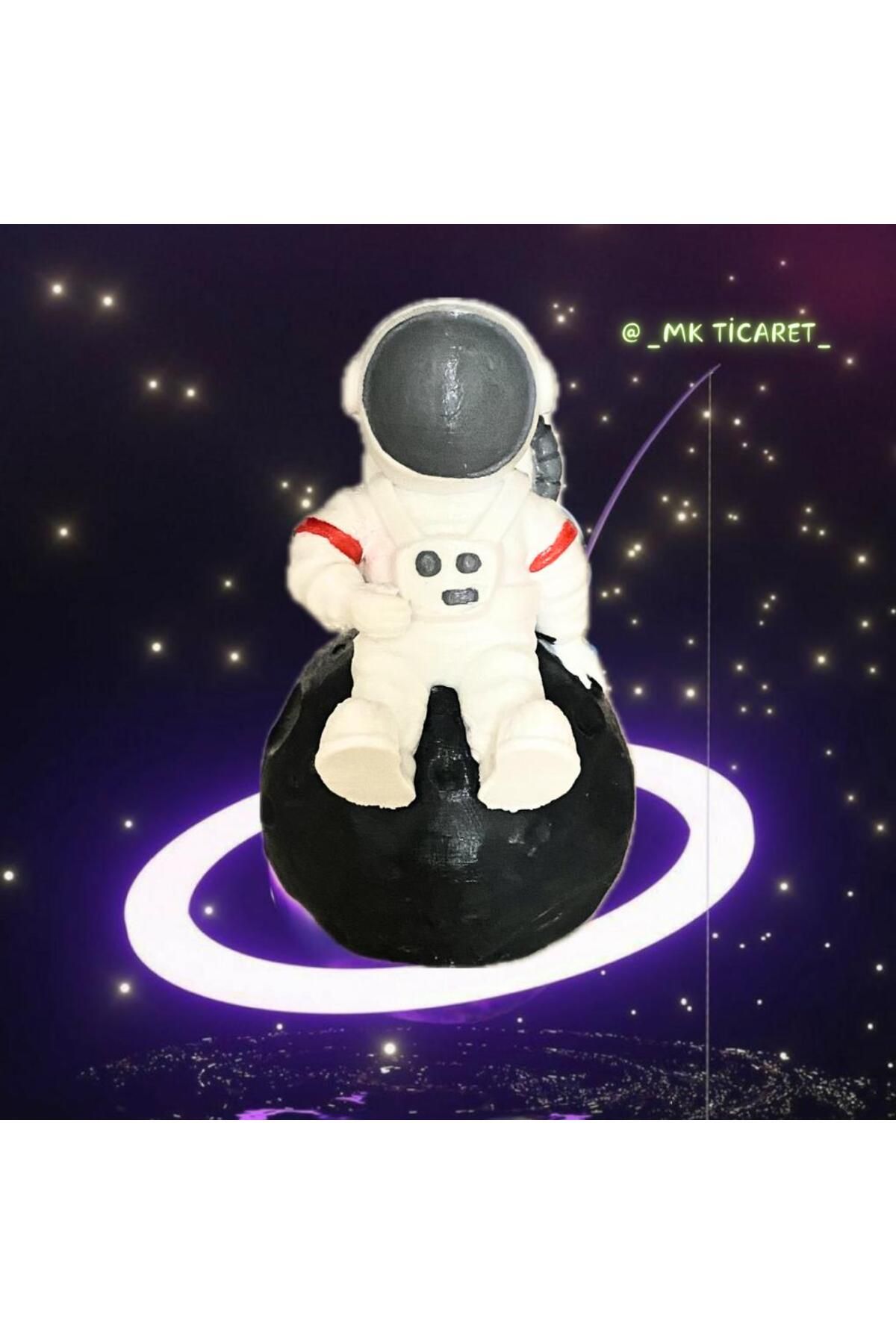 MK Shop 3d Ay Üstünde Oturan Astronot Figürü - 10cm