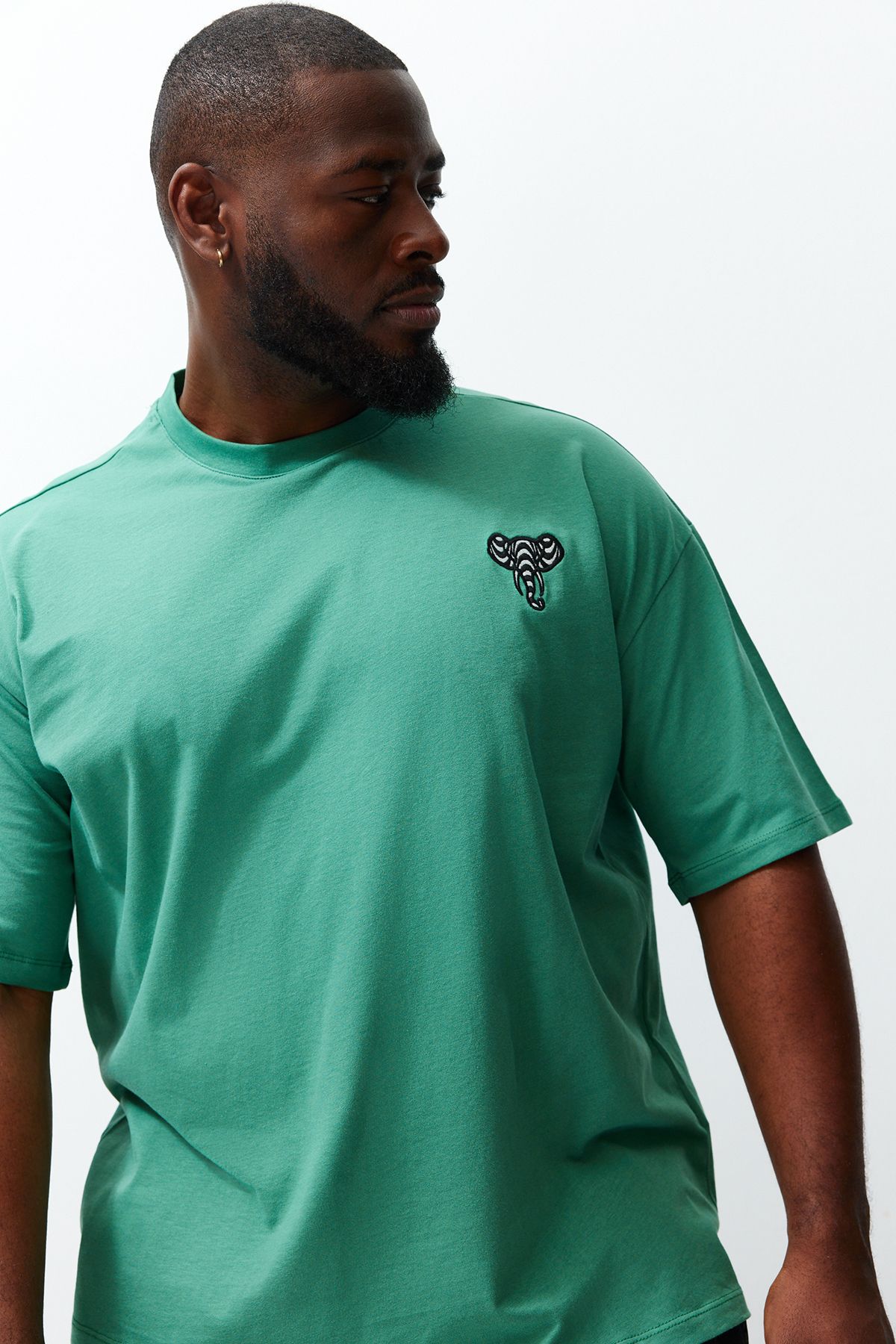 TRENDYOL MAN Büyük Beden Yeşil  Oversize Rahat Hayvan Nakışlı %100 Pamuklu T-Shirt TMNSS24BF00025