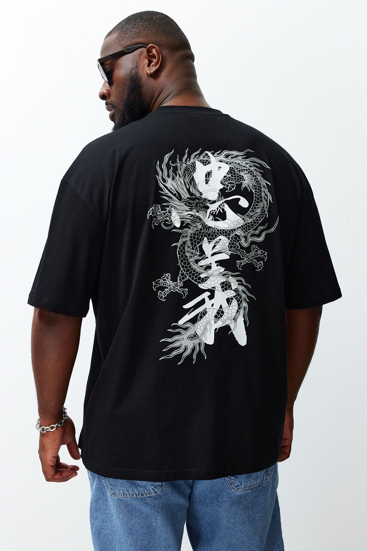 TRENDYOL MAN Büyük Beden Siyah  Oversize/Geniş Kesim Uzak Doğu Baskılı %100 Pamuk T-shirt TMNSS24BF00032