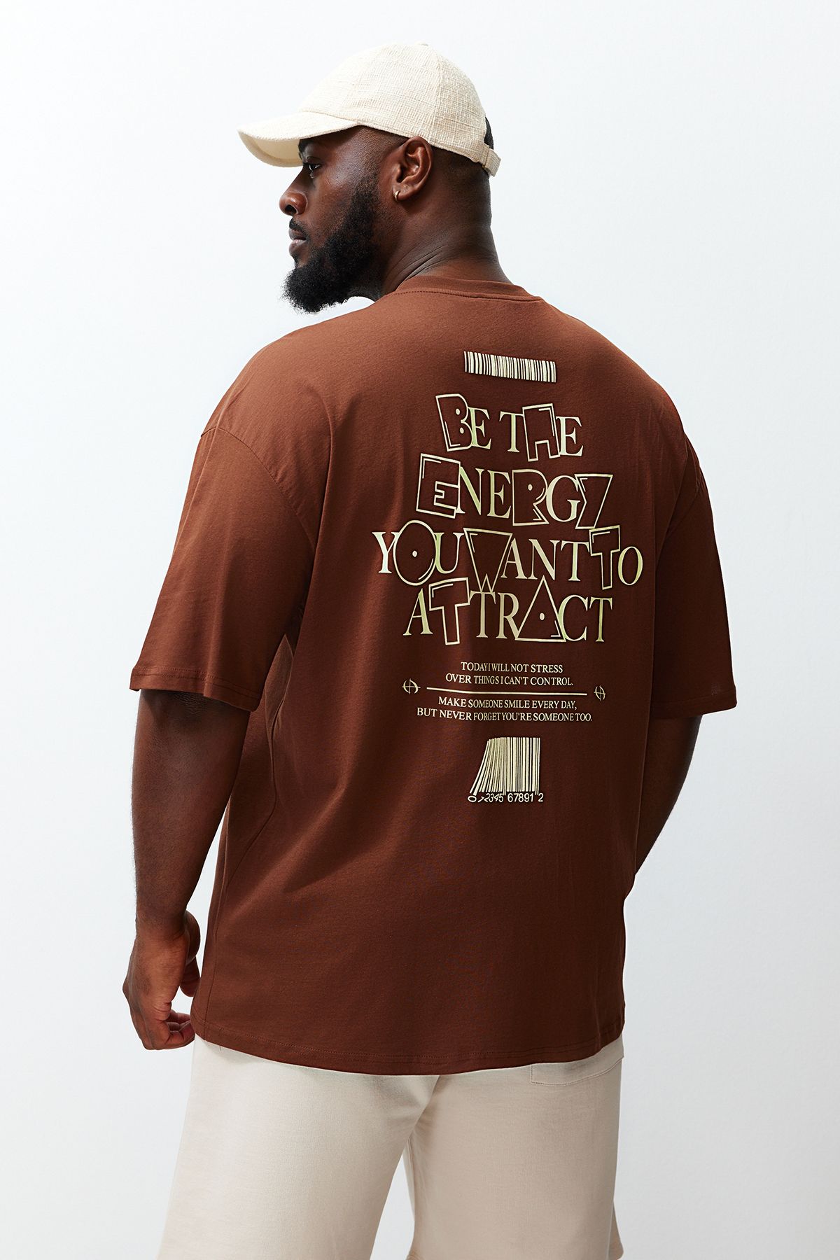 TRENDYOL MAN Büyük Beden Kahverengi  Oversize/Geniş Kesim %100 Pamuklu Yazı Baskılı T-Shirt TMNSS24BF00015
