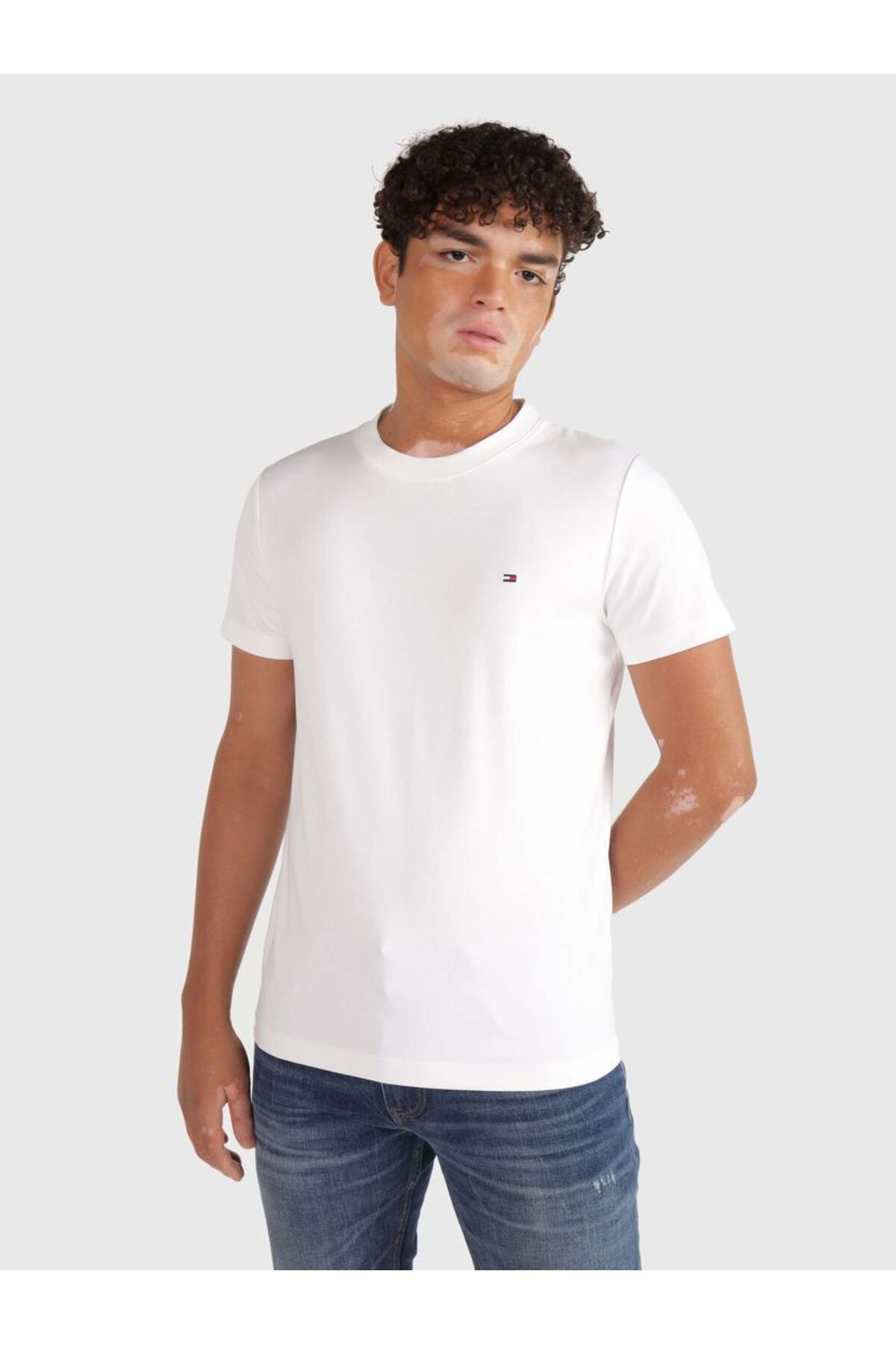 Tommy Hilfiger Erkek Marka Logolu Pamuklu Günlük Kullanım Beyaz T-Shirt MW0MW33202-YBR