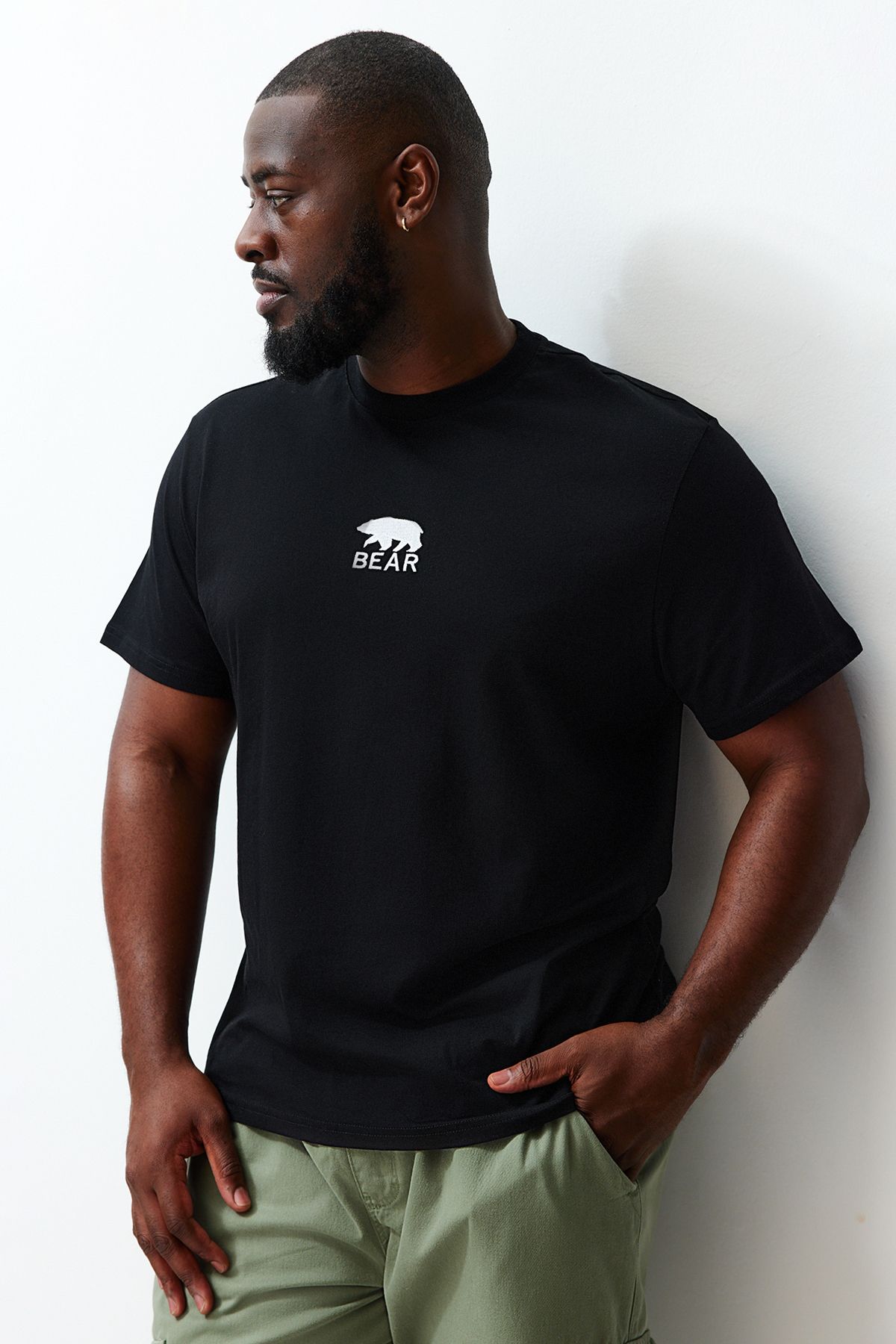 TRENDYOL MAN Büyük Beden Siyah  Regular/Normal Kesim Ayı/Hayvan Nakışlı %100 Pamuklu T-Shirt TMNSS24BF00039