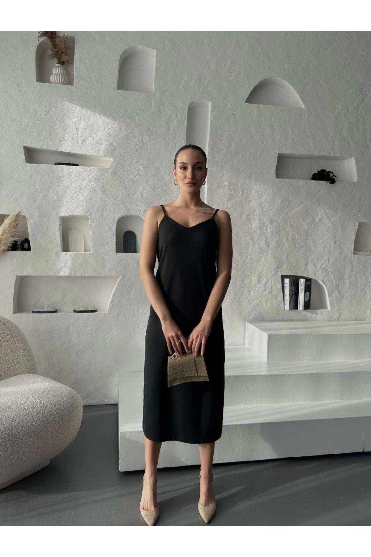 Melike Bakar Boutique Askılı Yırtmaçlı V Yaka Pike Siyah Elbise