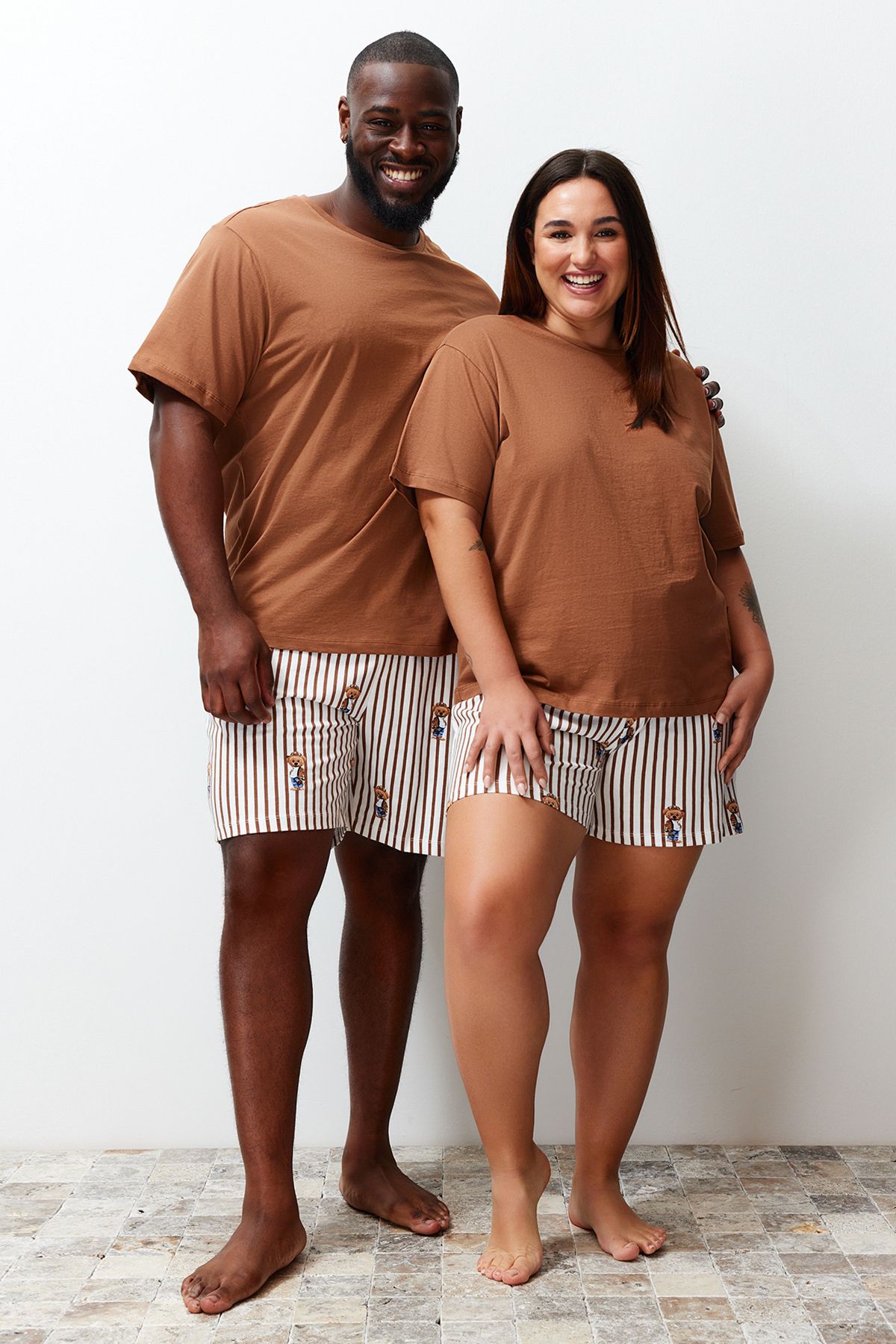 TRENDYOL MAN Kahverengi Regular Fit Ayıcık Baskılı Couple Örme Büyük Beden Şortlu Pijama Takımı TMNSS24AI00007