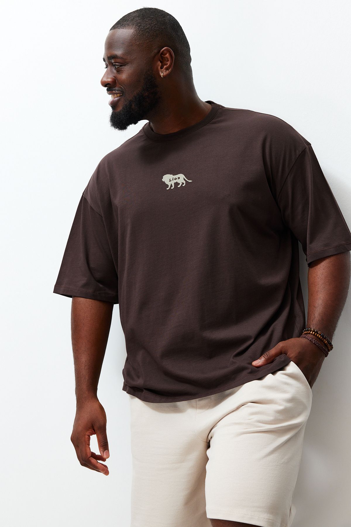 TRENDYOL MAN Büyük Beden Koyu Kahverengi  Oversize Hayvan Baskı Nakışlı %100 Pamuklu T-Shirt TMNSS24BF00018