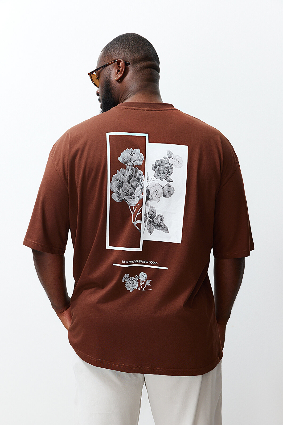 TRENDYOL MAN Kahverengi  Oversize Fit Rahat Baskılı Kısa Kol Büyük Beden T-Shirt TMNSS23TS00136