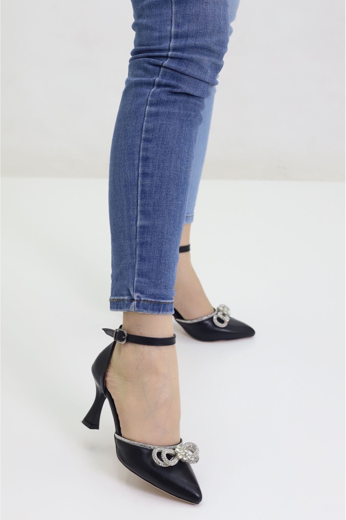 Cobbalt Kadın Siyah İnce Topuklu Fiyonklu  Bilek Bağlamalı Topuklu Ayakkabı Rm0750