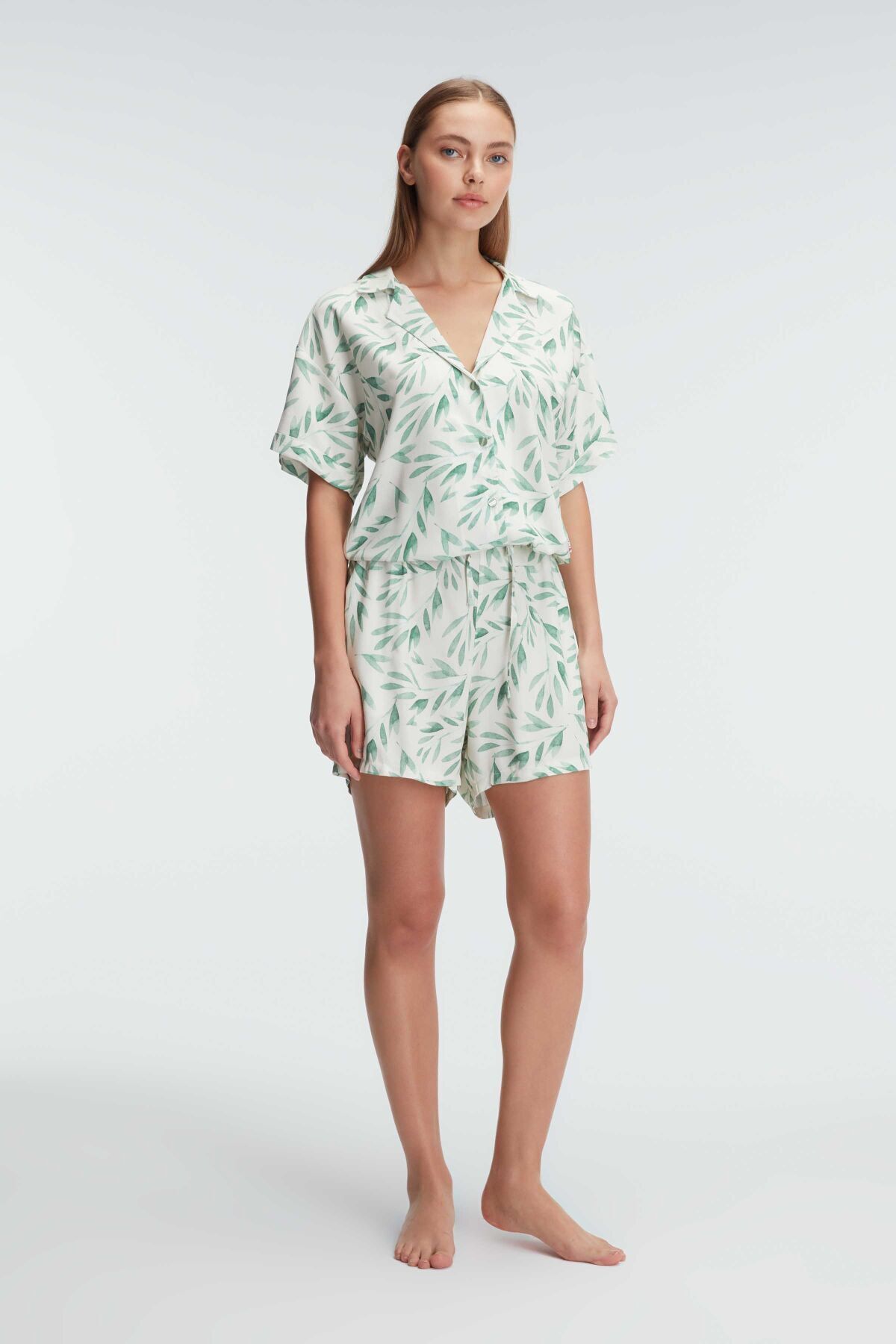 Anıl 9876 Ev Giyimi Kısa Kol V Yaka Kadın Viskon Tropikal Yazlık Örme Normal Bel Mini Pijama Takımı