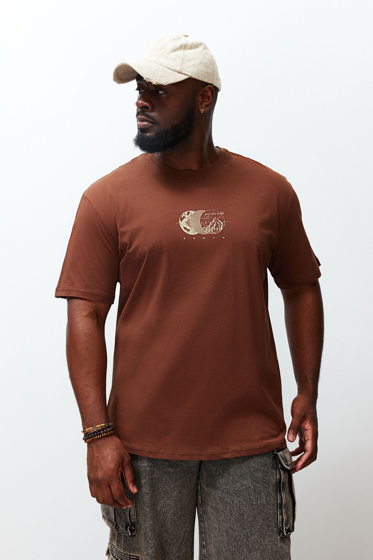 TRENDYOL MAN Büyük Beden Kahverengi  Relaxed/Rahat Kesim %100 Pamuklu Baskılı T-Shirt TMNSS24BF00006