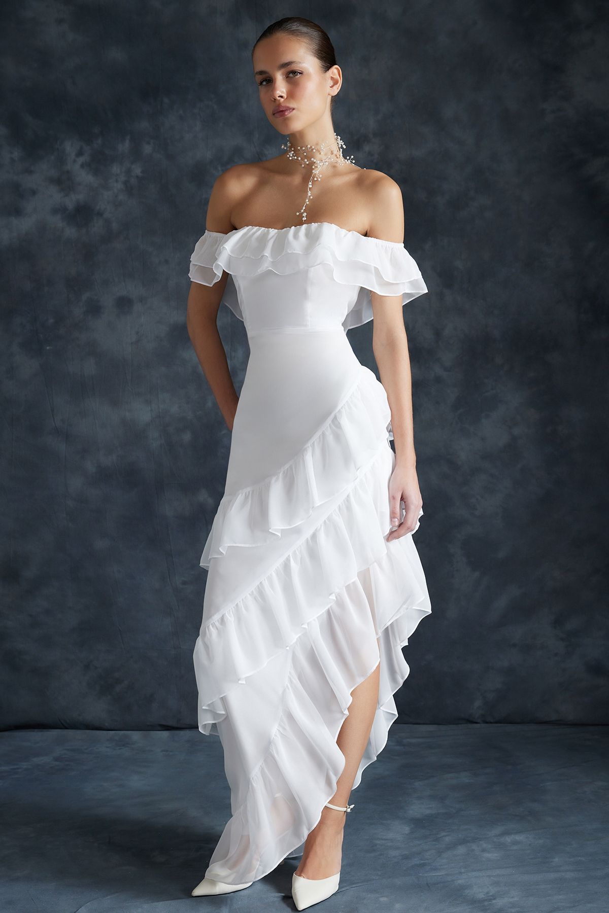 TRENDYOLMİLLA Bridal Beyaz Fırfırlı Şifon Uzun Gece Abiye Elbise TPRSS24AE00092