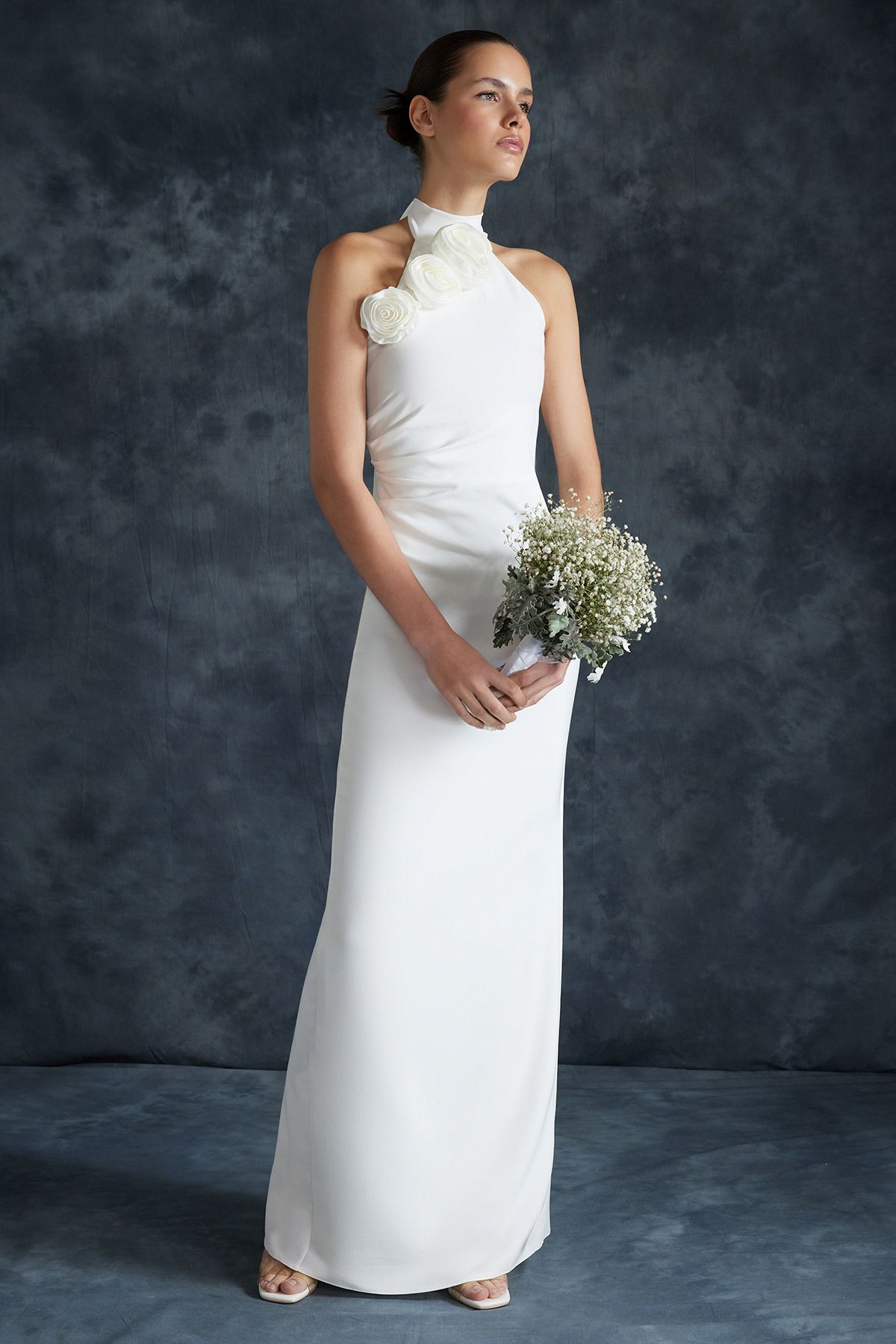TRENDYOLMİLLA Bridal Beyaz Gül Detaylı Şık Abiye Elbise TPRSS24AE00011