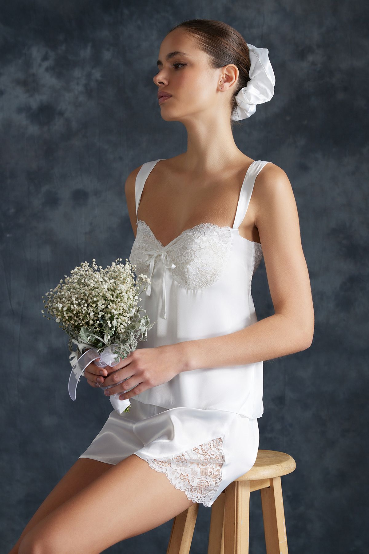 TRENDYOLMİLLA Bridal Beyaz Dantel Detaylı Toka Hediyeli Saten Dokuma Pijama Takımı THMSS24PT00157