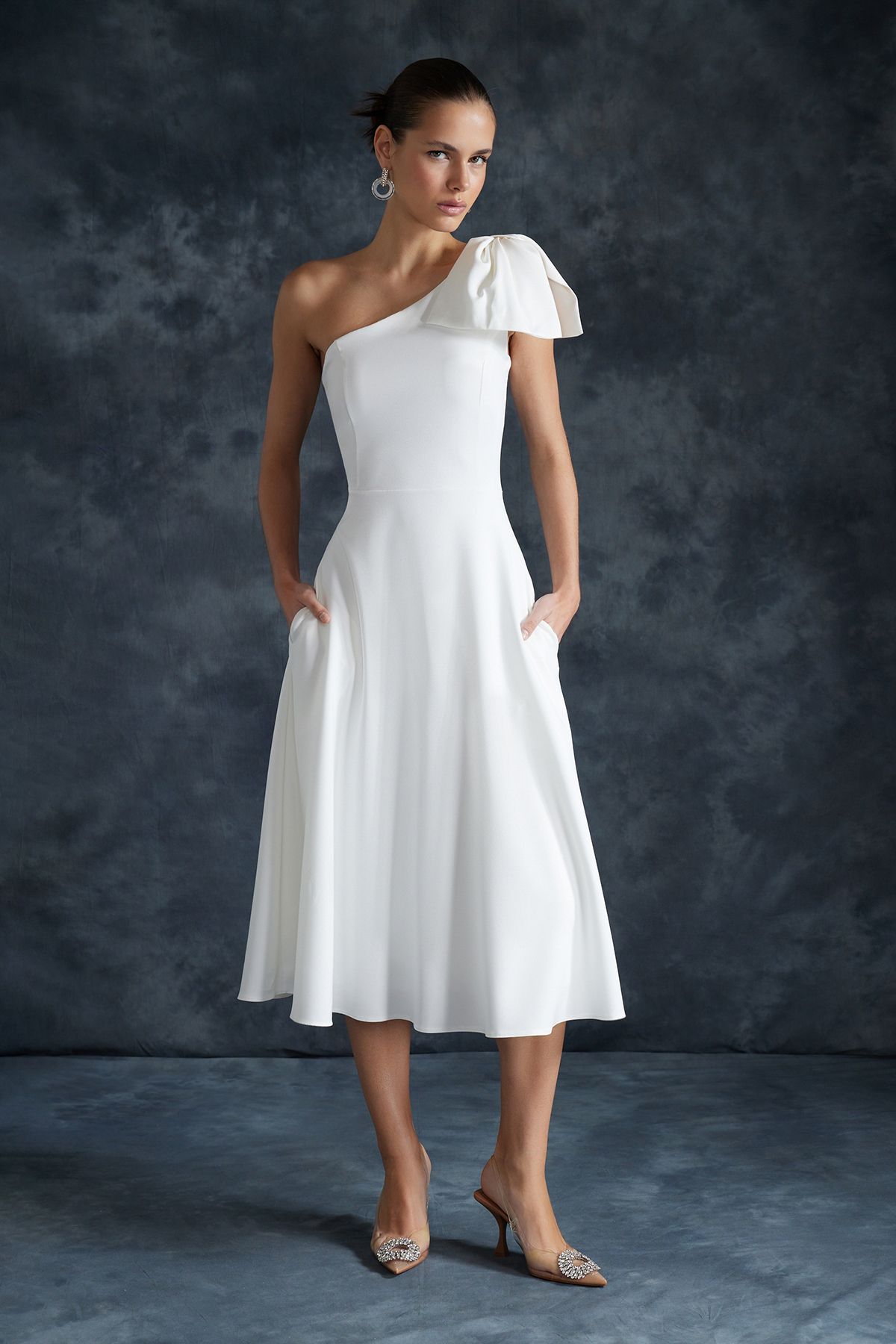 TRENDYOLMİLLA Bridal Beyaz Fiyonk Detaylı Düğün/Nikah Şık Abiye Elbise TPRSS24EL00105