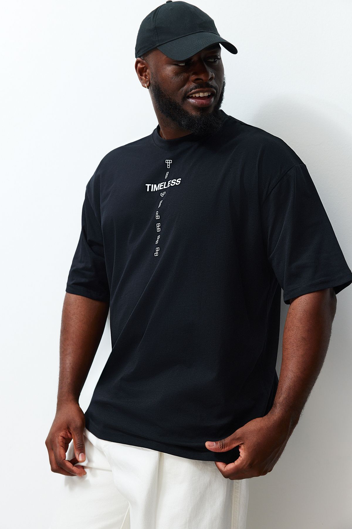 TRENDYOL MAN Büyük Beden Siyah  Oversize Rahat Baskılı %100 Pamuklu T-Shirt TMNSS24BF00022