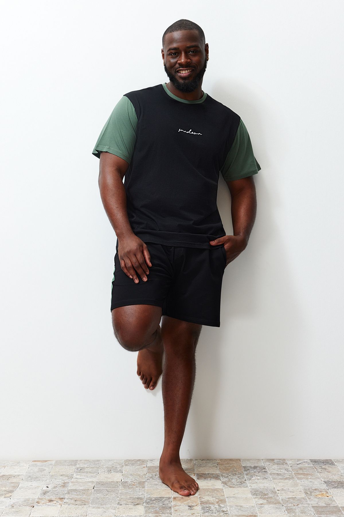 TRENDYOL MAN Siyah Renk Bloklu Regular Fit Baskılı Büyük Beden Şortlu Pijama Takımı TMNSS24AI00004