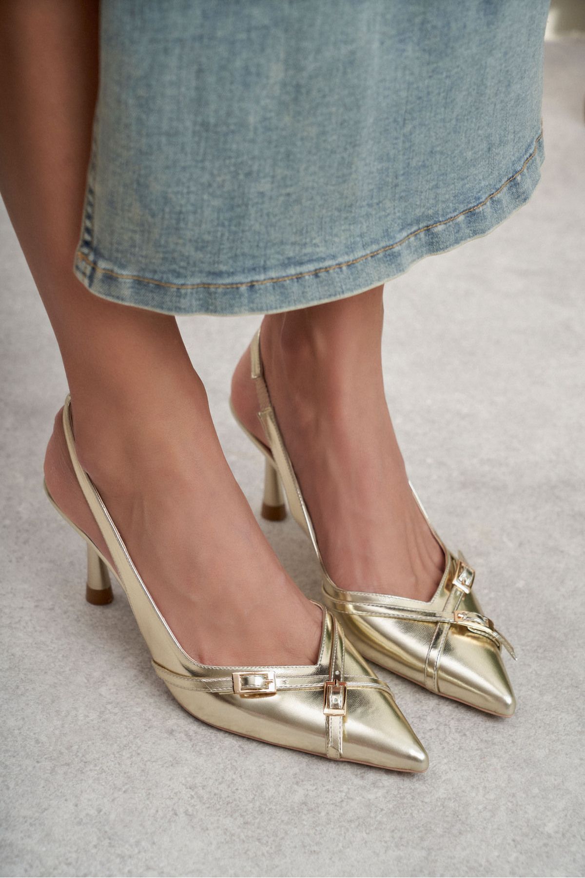 NİŞANTAŞI SHOES Platte Altın Mat Kemer Detay Bilek Bağlı Kadın Topuklu Ayakkabı