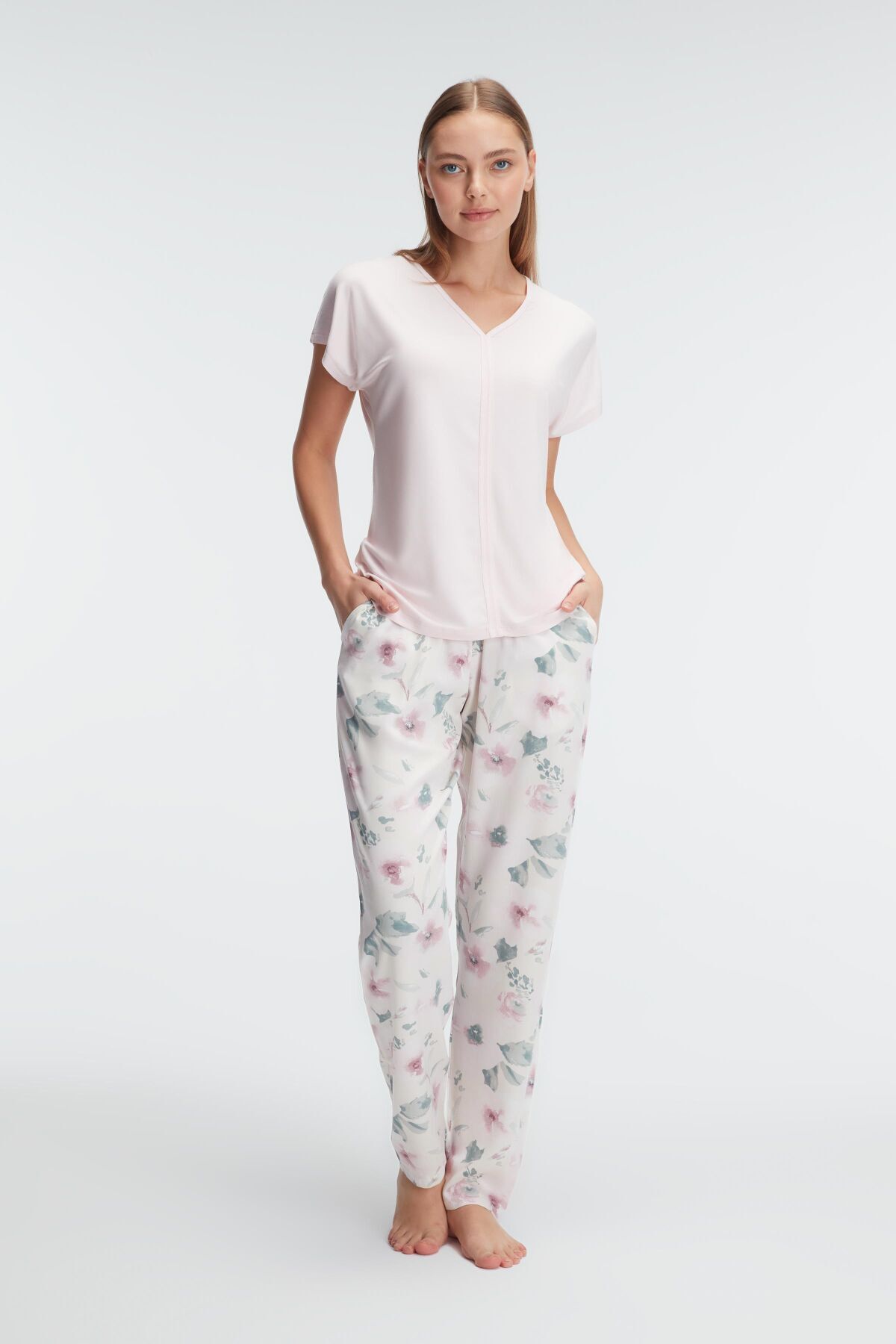 Genel Markalar 9868 Ev Giyimi Kısa Kol V Yaka Kadın Viskon Çiçek Desenli Yazlık Örme Normal Bel Pijama Takımı