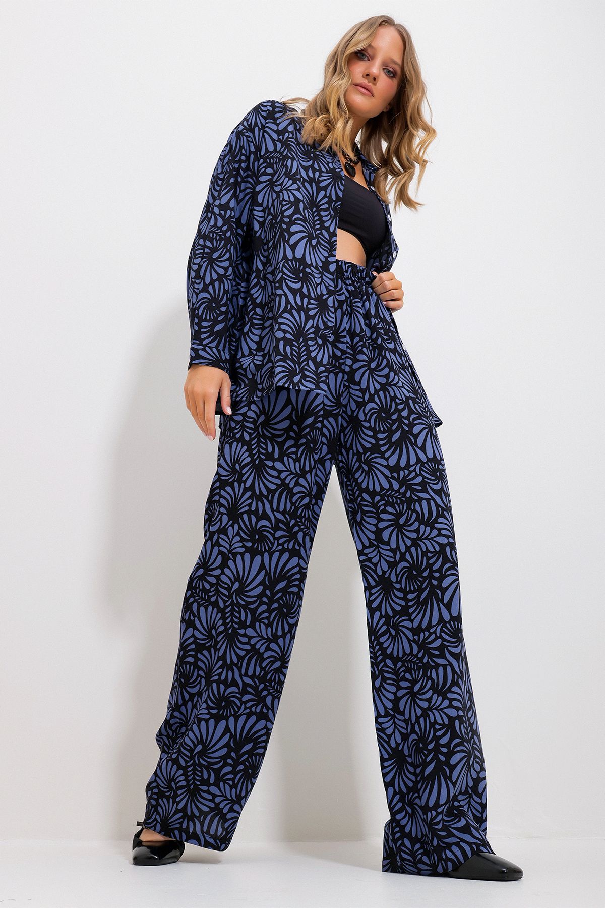 Trend Alaçatı Stili Kadın Gece Mavisi Desenli Gömlek Ve Pantolonlu Alt Üst Dokuma Takım Alc-X11749