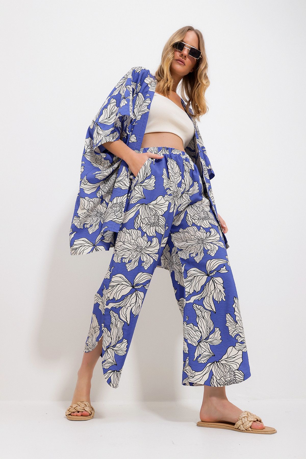 Trend Alaçatı Stili Kadın Mavi Palazzo Pantolon Ve Desenli Dokuma Viskon Kimono Takım Alc-X11707