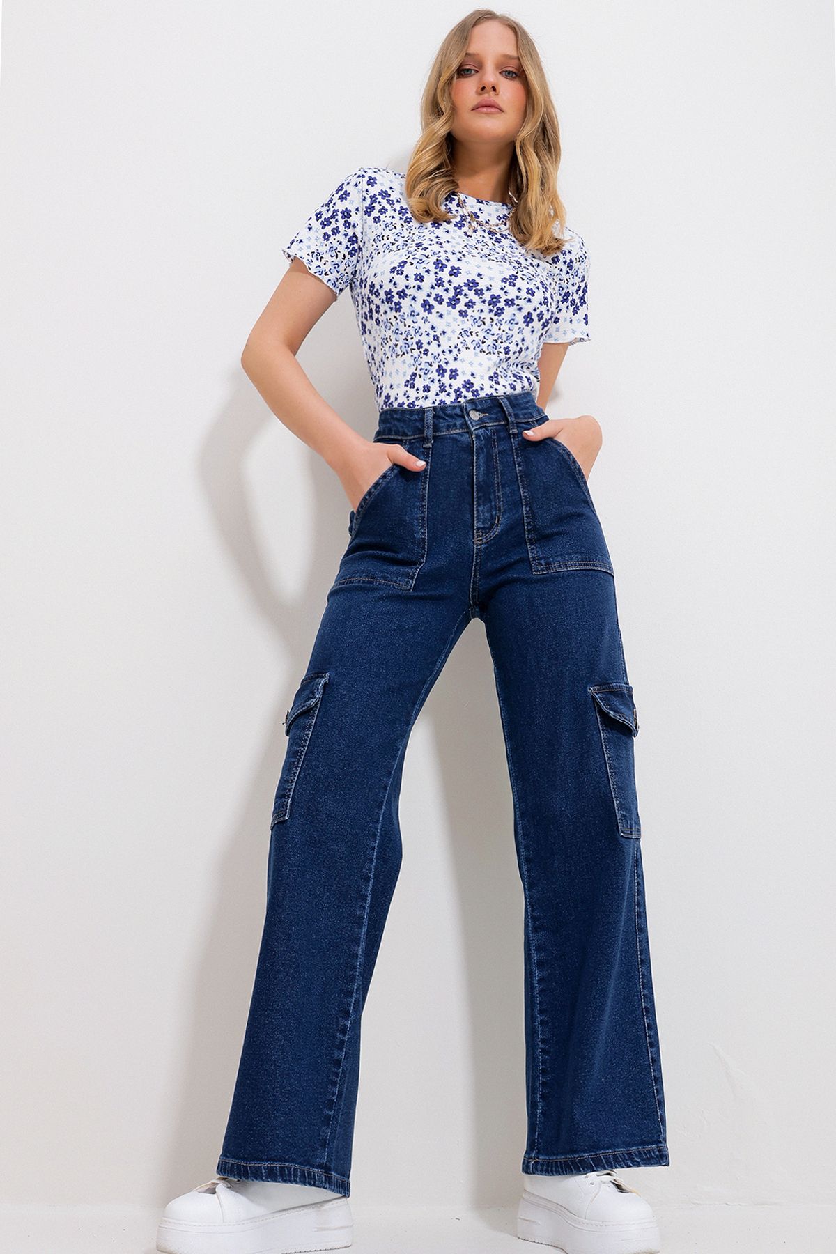 Trend Alaçatı Stili Kadın Koyu Mavi Yüksek Bel Kargo Cepli Geniş Paça Denim Pantolon Alc-X11758