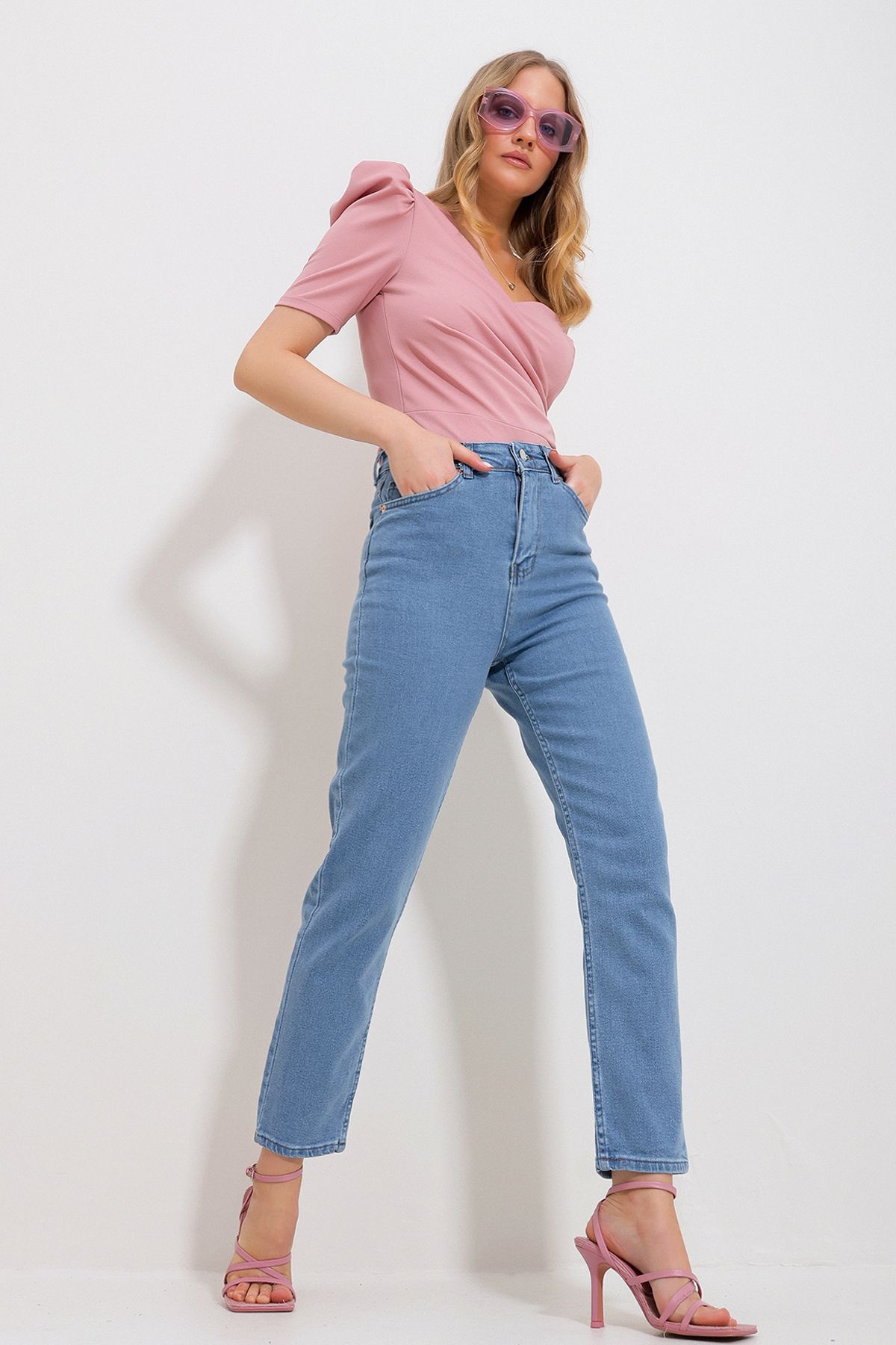 Trend Alaçatı Stili Kadın Buz Mavi Beş Cepli Likralı Mom Jeans Alc-X11755