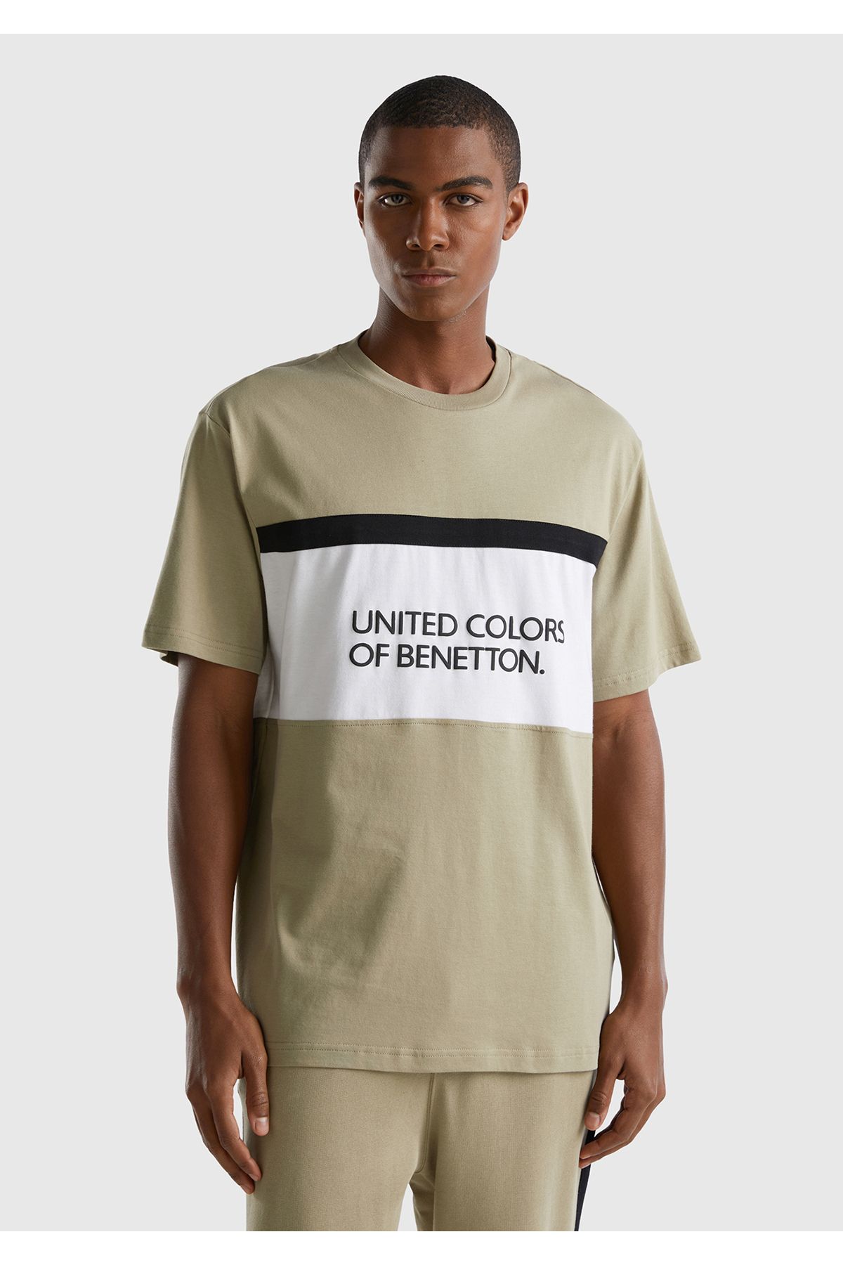 United Colors of Benetton Erkek Haki %100 Pamuk Önü Logo Detaylı Bisiklet Yaka T-Shirt