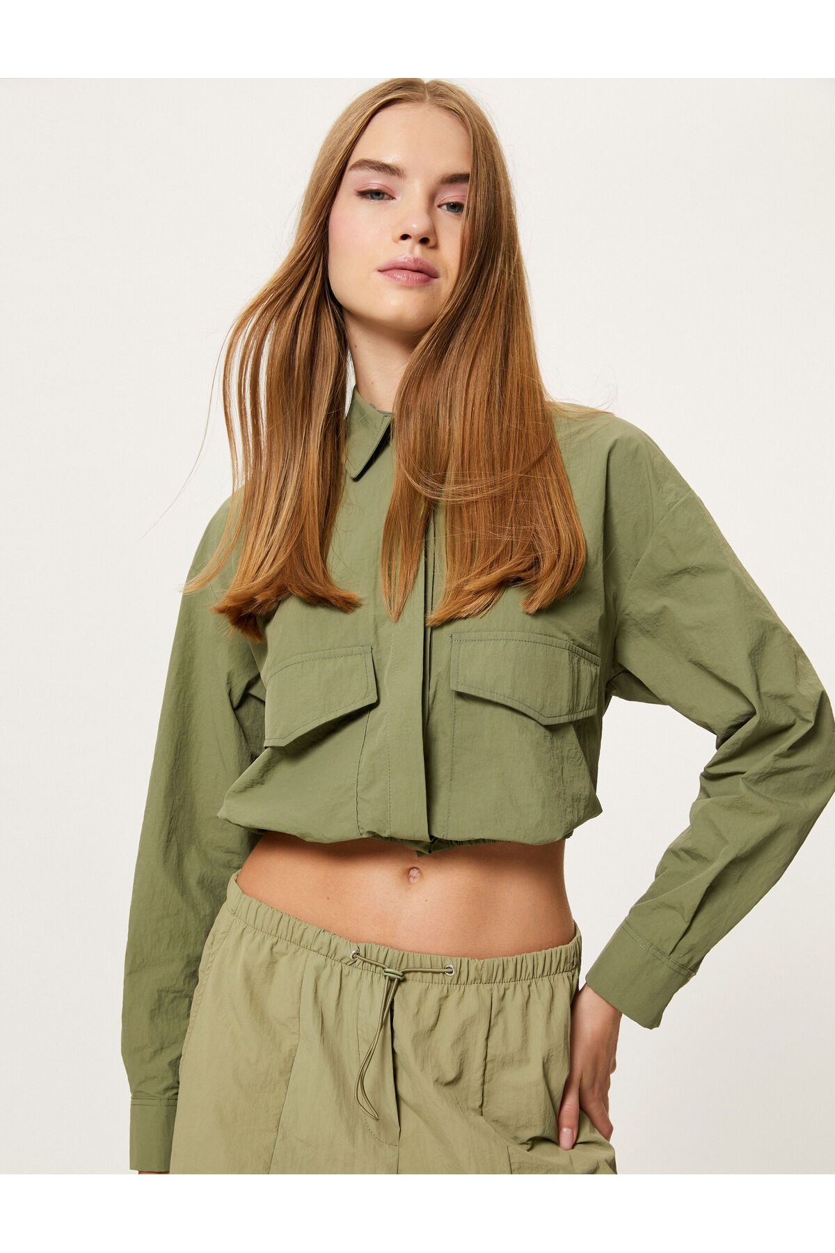 Koton Paraşüt Kumaş Crop Gömlek Uzun Kollu Kapaklı Cep Detaylı Beli Lastikli