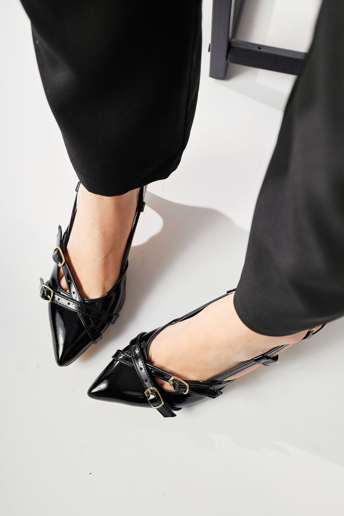 Limoya Monna Siyah Sivri Burunlu Toka Detaylı Kısa Topuklu Ayakkabı