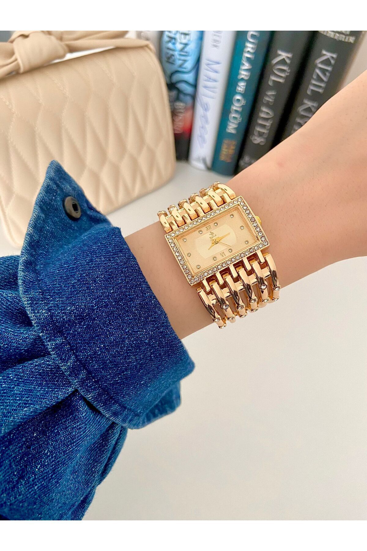 Arzu Butik Kadın kol saati metal kordon gold renk taşlı kelepçe kaburga model