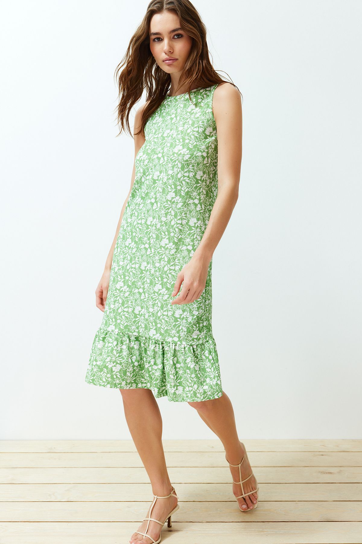 TRENDYOLMİLLA Yeşil Çiçekli Eteği Fırfırlı Fitilli Esnek Örme Midi Elbise TWOSS24EL00420