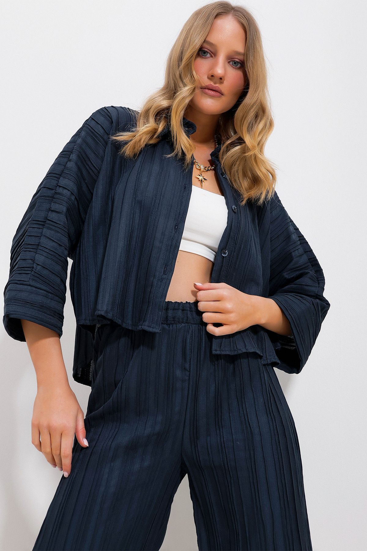 Trend Alaçatı Stili Kadın Lacivert Kendinden Dokulu Yarasa Kol Gömlek Alc-X11719