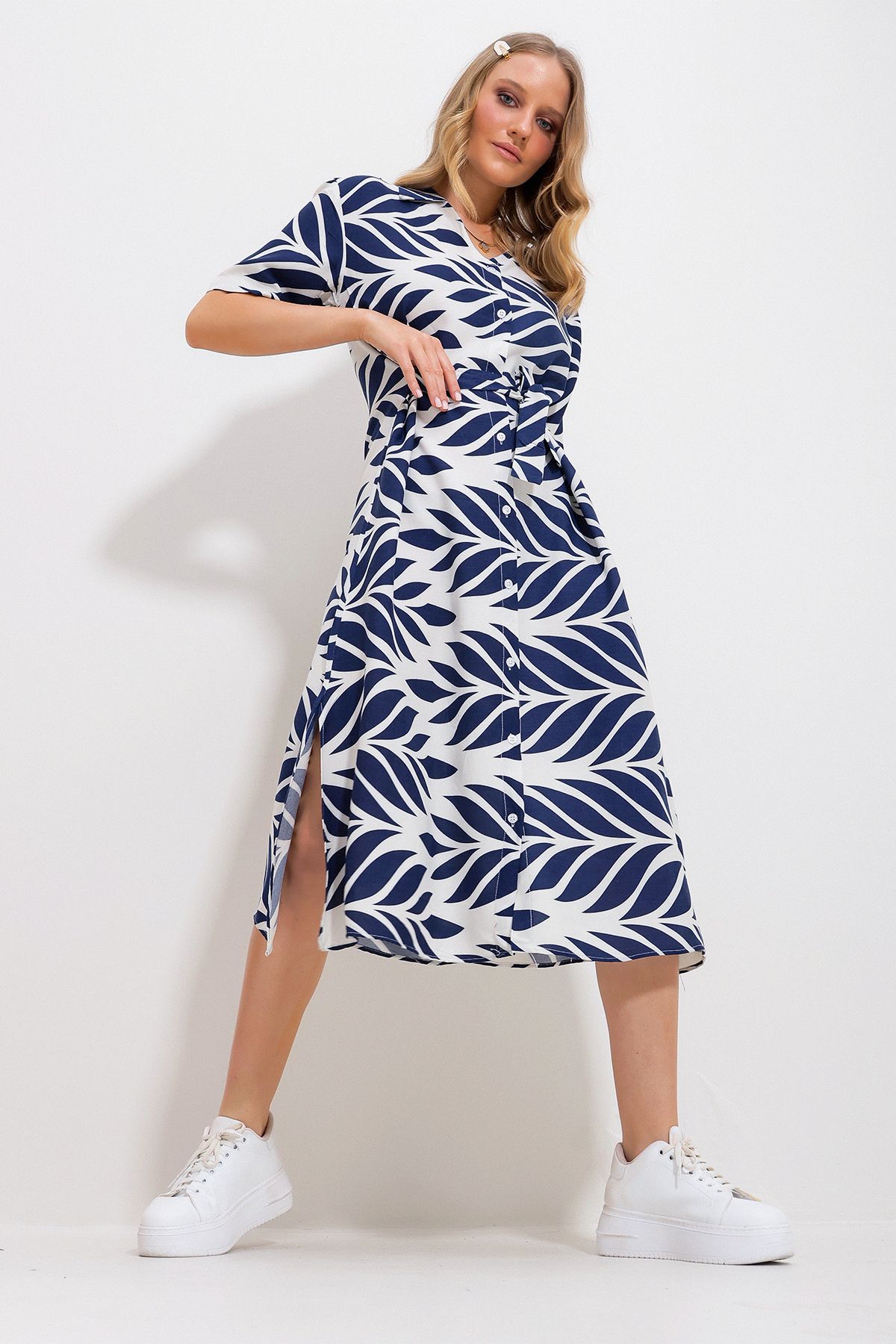 Trend Alaçatı Stili Kadın Lacivert Yaprak Desenli Kısa Kol Gömlek Elbise Alc-X11736