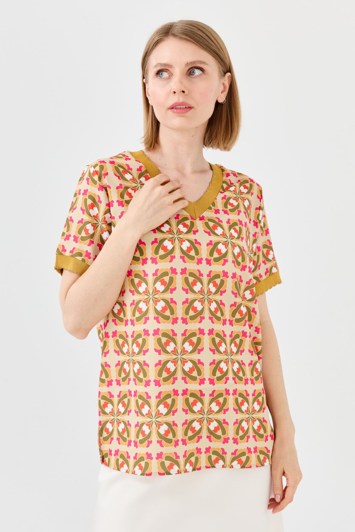 Desen Triko Kadın V Yaka Renkli Desenli Penye T-shirt Hardal
