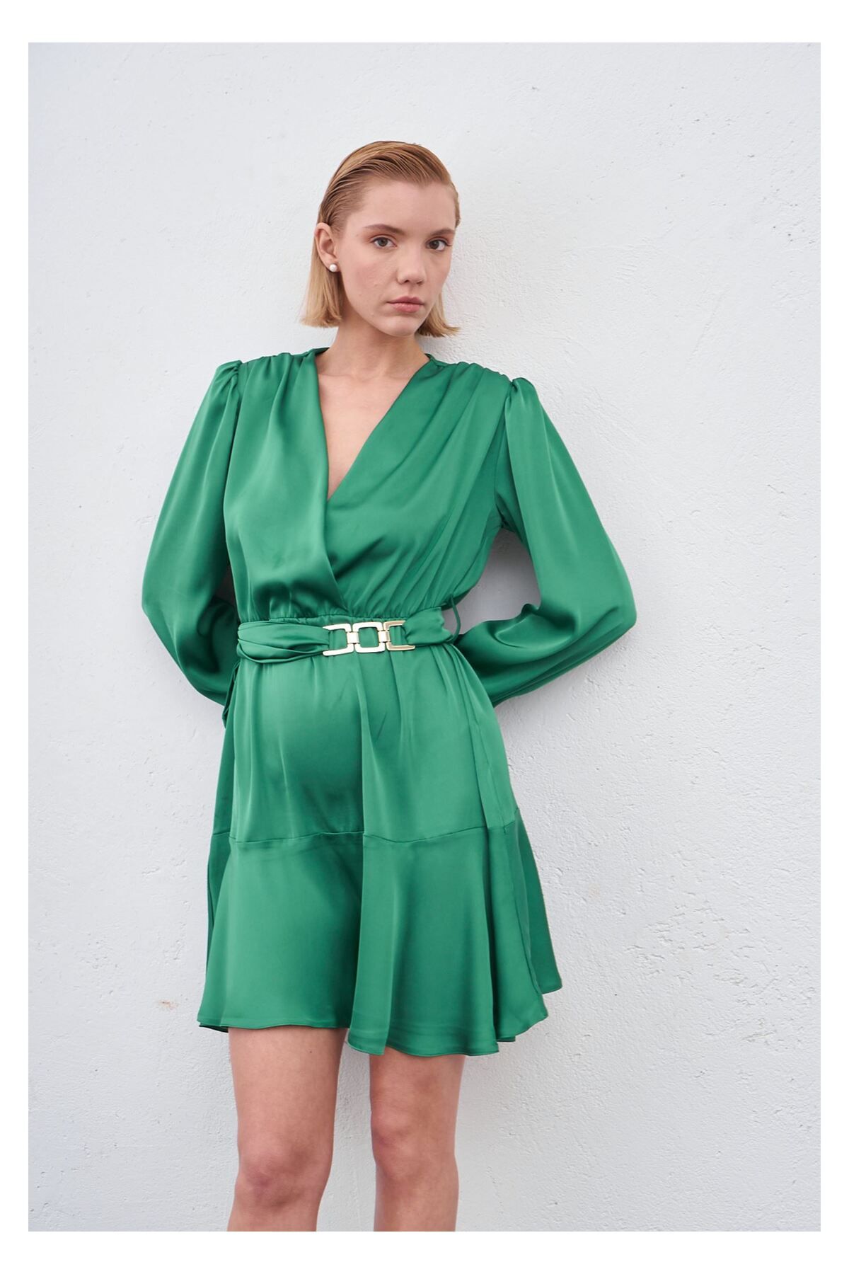 Tiffany Tomato Kruvaze Yaka Metal Tokalı Saten Elbise-Yeşil