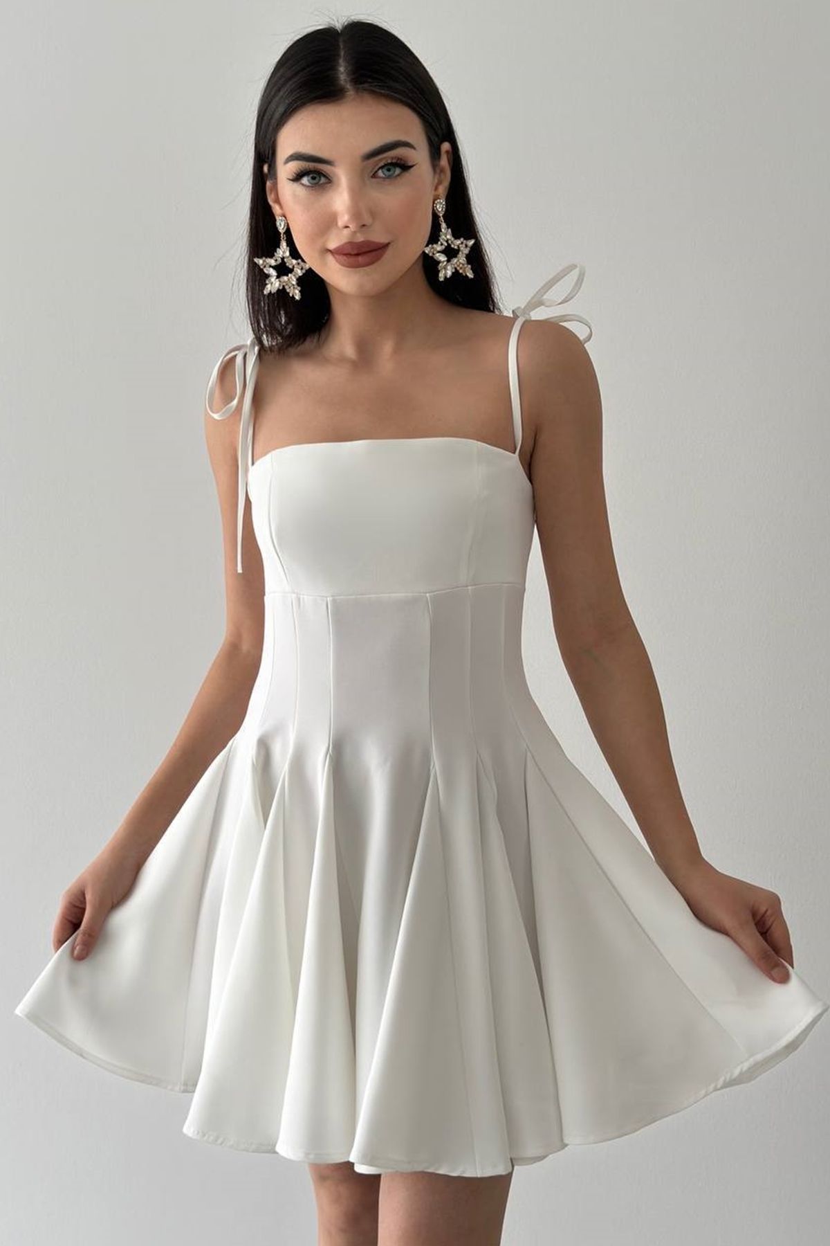 vuvutasarım Atlas Kumaş Bağlama Detaylı Ince Askılı Önü Pensli Prenses Kesim Beyaz Abiye Elbise 164