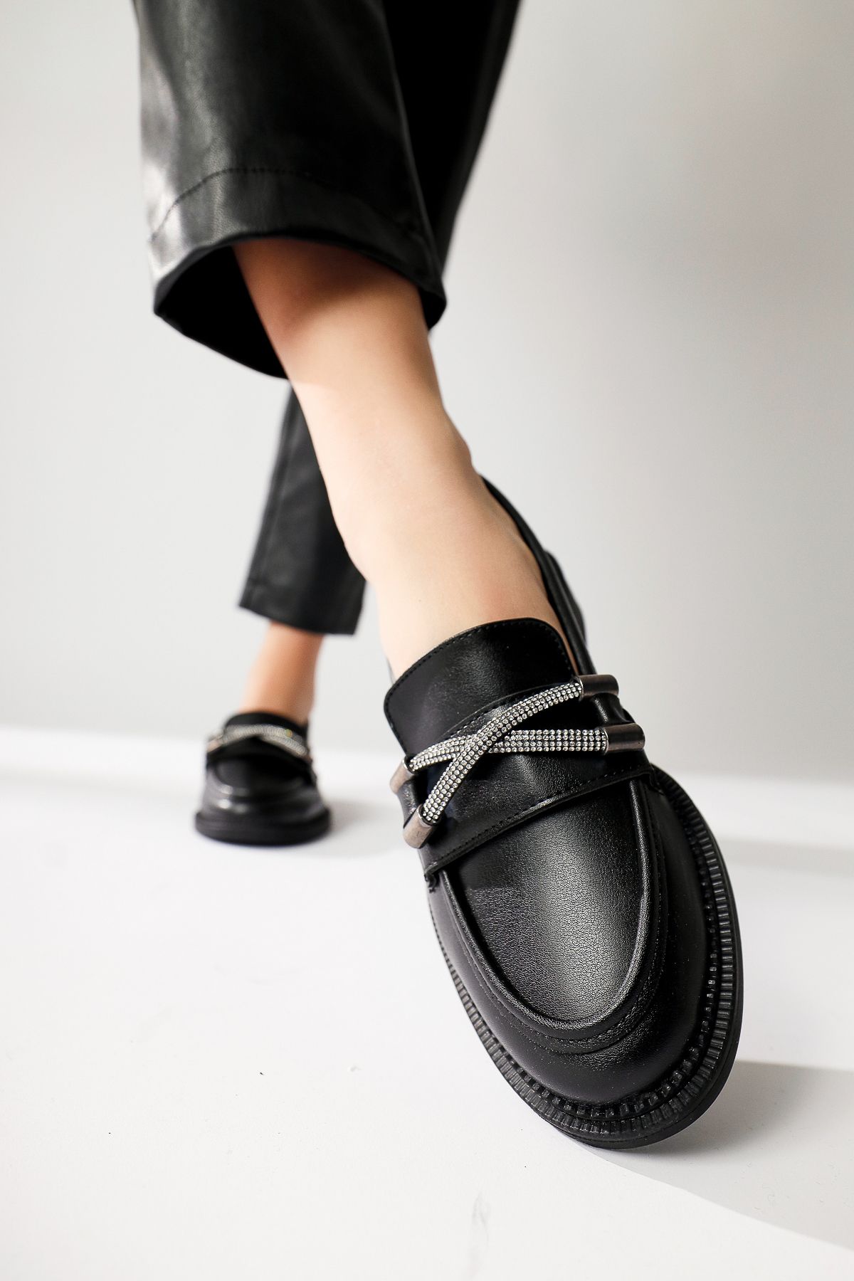 Limoya Evina Siyah Taşlı Toka Detaylı Makosen Ayakkabı